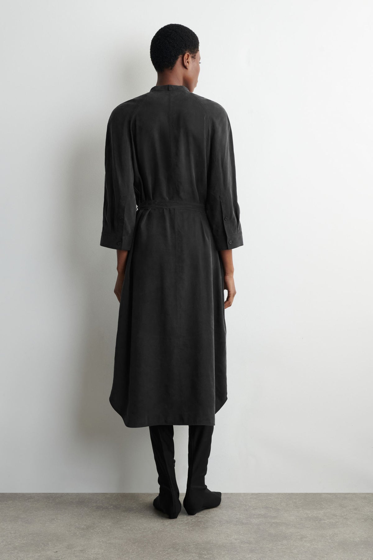 VESTIDO CAMISERO MIDI SIN CUELLO CON CINTURÓN - NEGRO - StillMedia/Lookbook