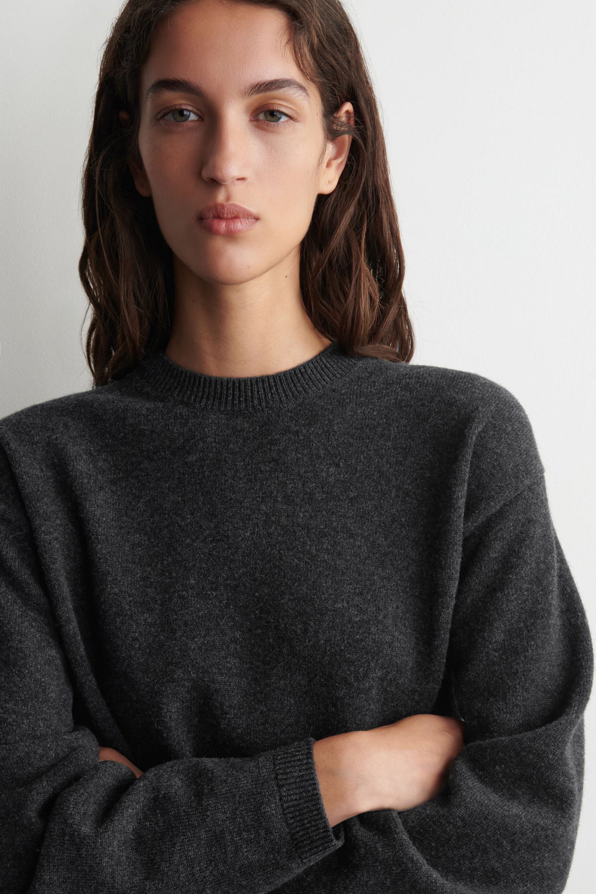 SUÉTER DE LANA MERINO CON DETALLE DE CINTURÓN - GRIS JASPEADO - StillMedia/Lookbook