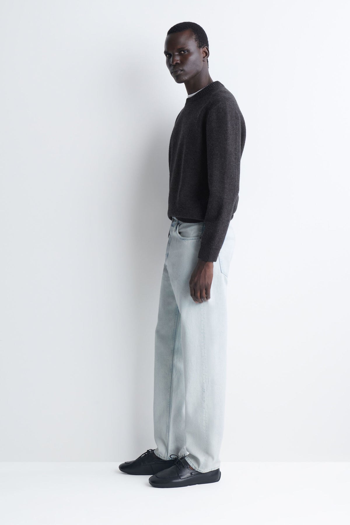 JEANS DE CORTE REGULAR Y PIERNA RECTA DE LA MARCA - AZUL CLARO