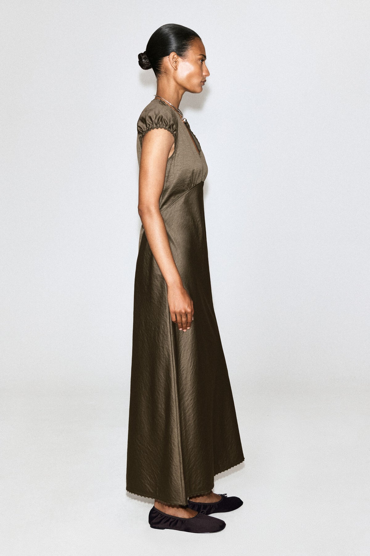 VESTIDO MIDI DE SATÉN BORDADO - MARRÓN