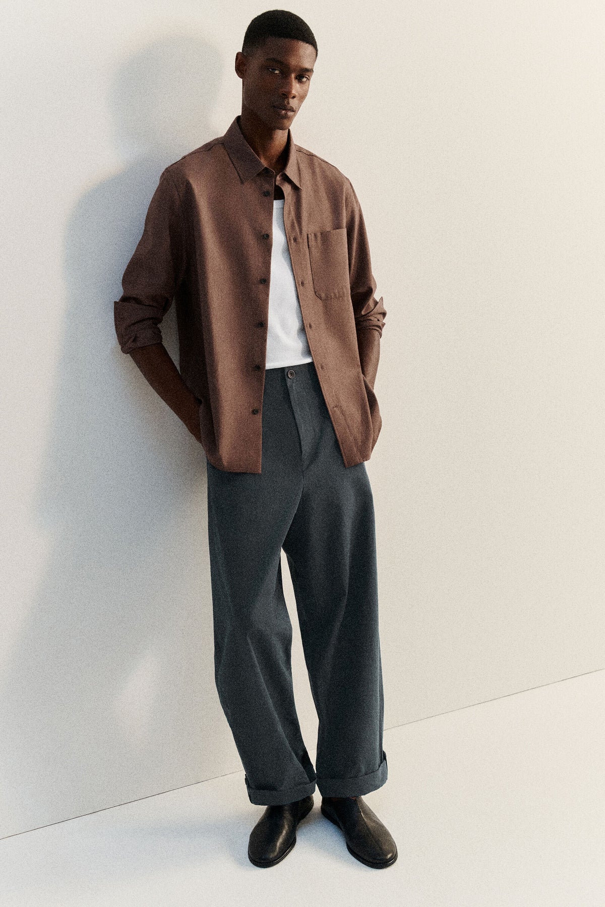 CAMISA DE SARGA RELAJADA - ROJO BARRO | Lookbook
