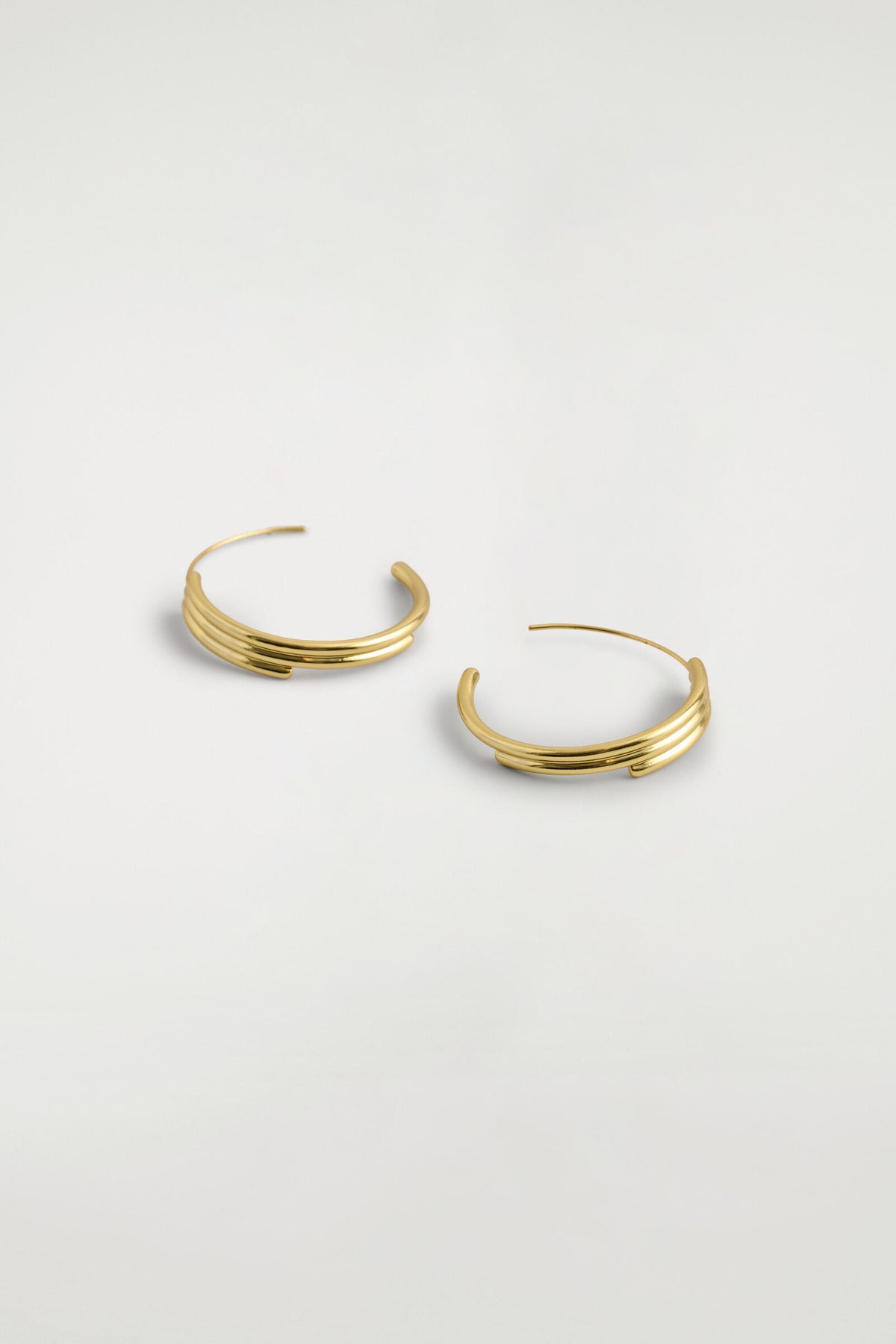 ARETES DE ARO APILADOS - DORADO | DescriptiveStillLife