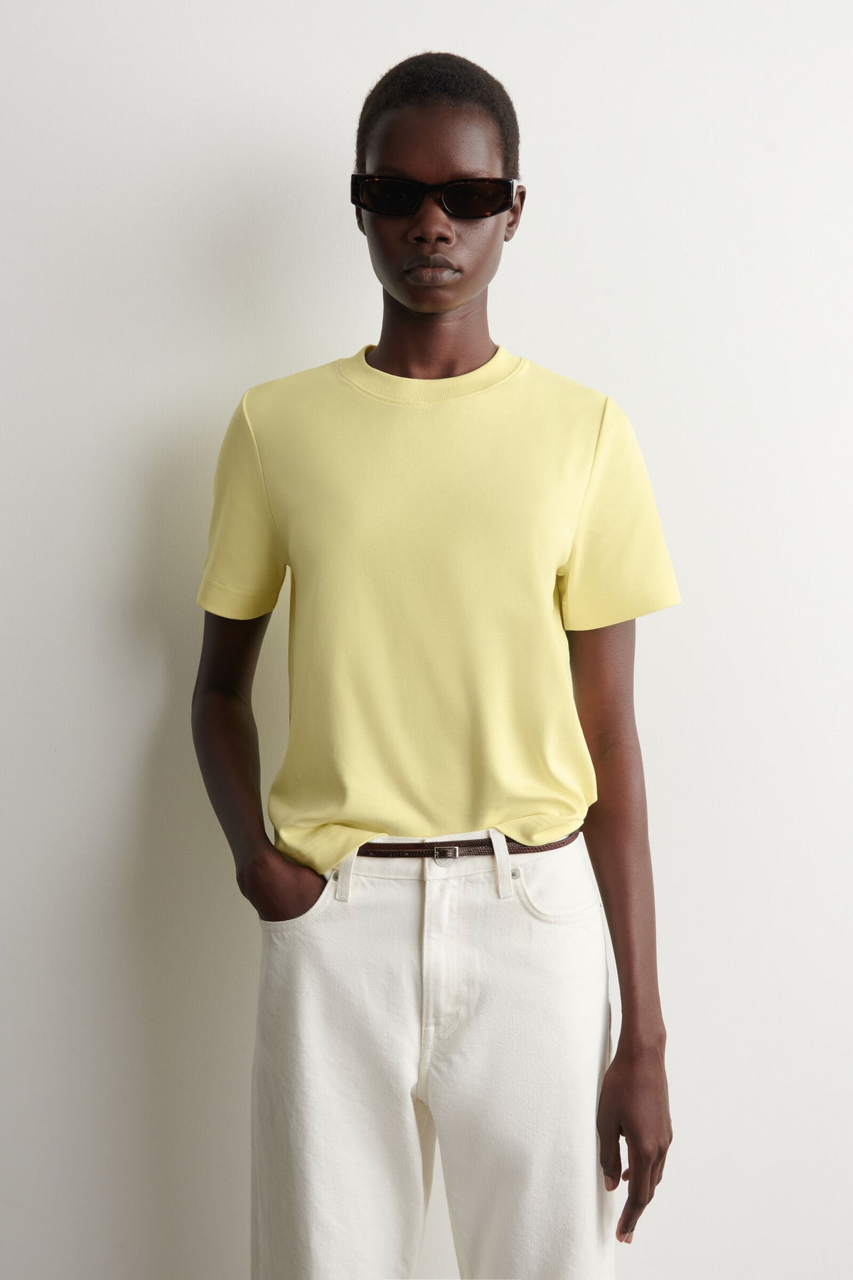 CAMISETA DE CORTE LIMPIO - AMARILLO