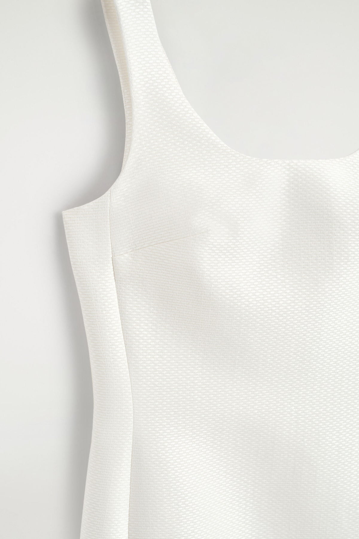 VESTIDO MINI ESCULTÓRICO TEXTURIZADO - BLANCO | DescriptiveDetail