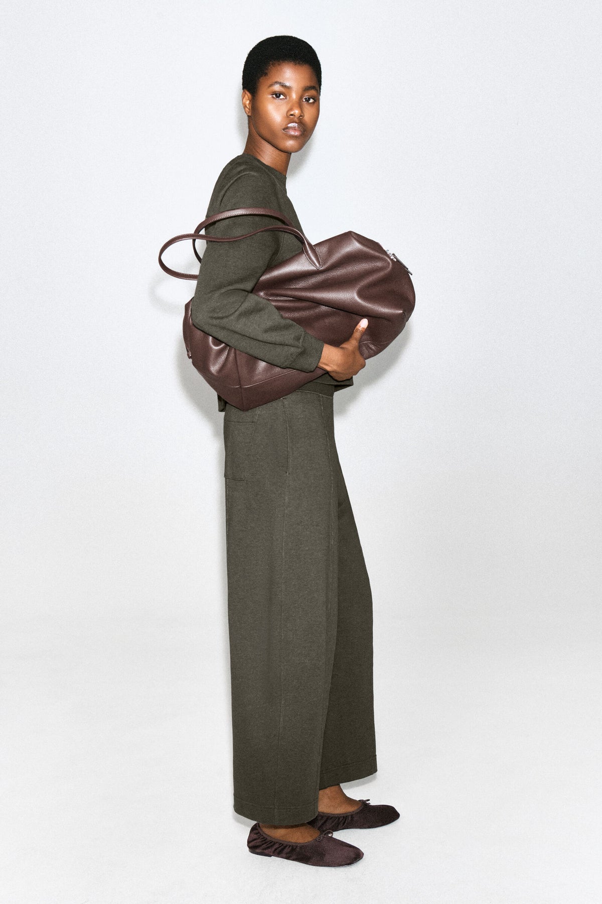JOGGERS DE ALGODÓN CON PIERNA BARREL - MARRÓN
