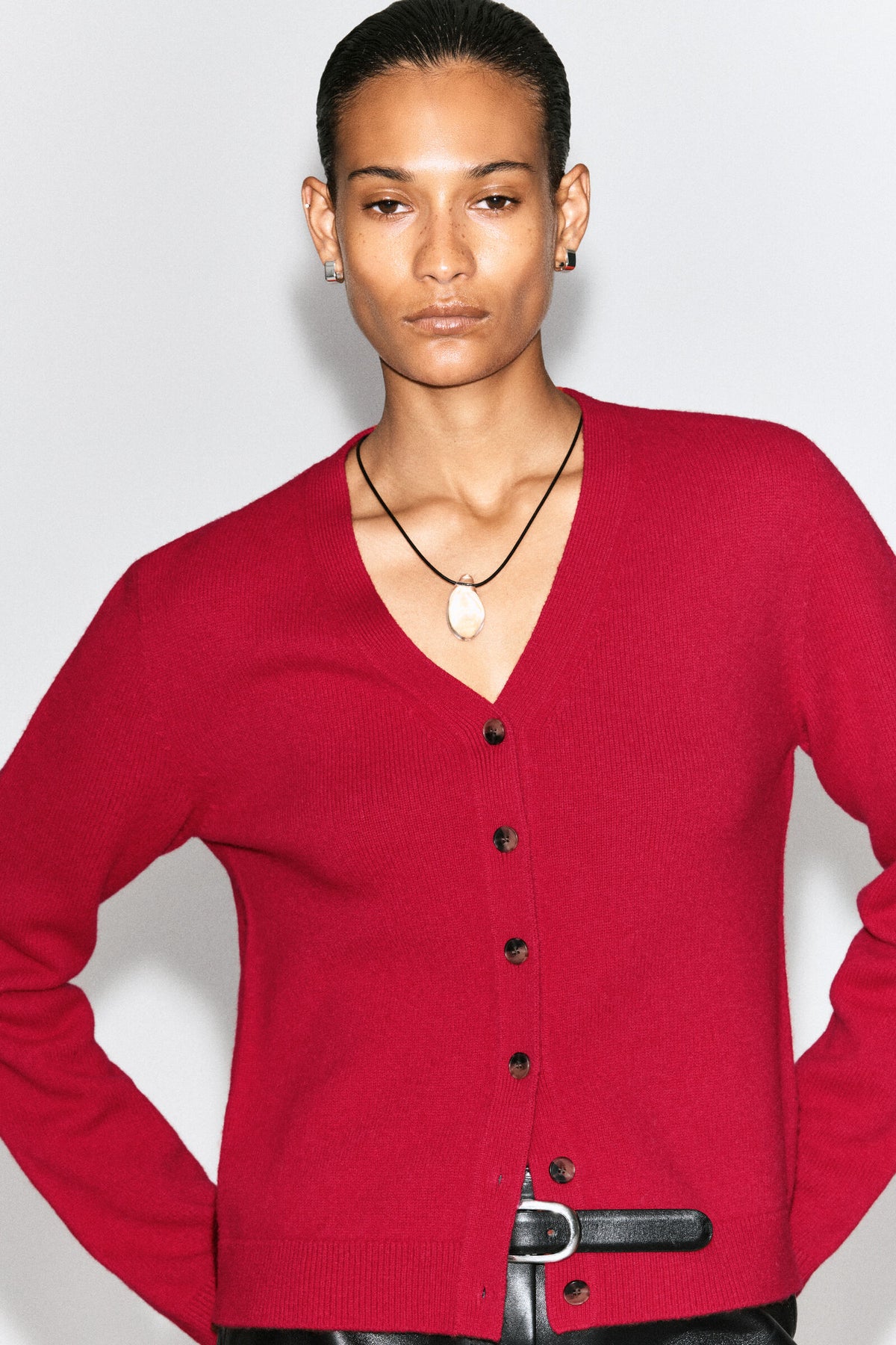 CÁRDIGAN DE LANA MERINO CON CUELLO EN V - ROJO