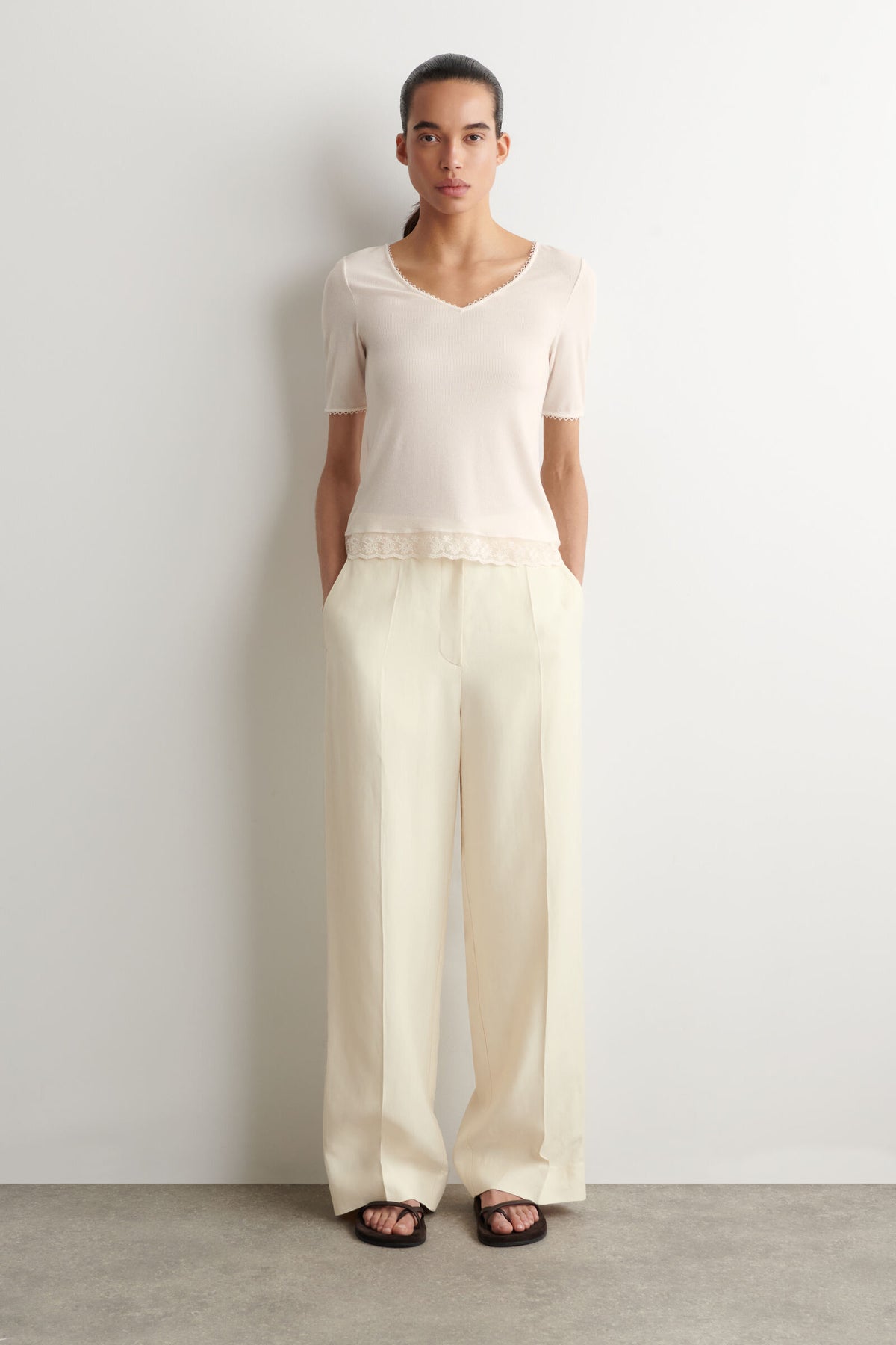 CAMISETA DE CUELLO EN V ACANALADA CON ENCAJE - BLANCO - StillMedia/Lookbook