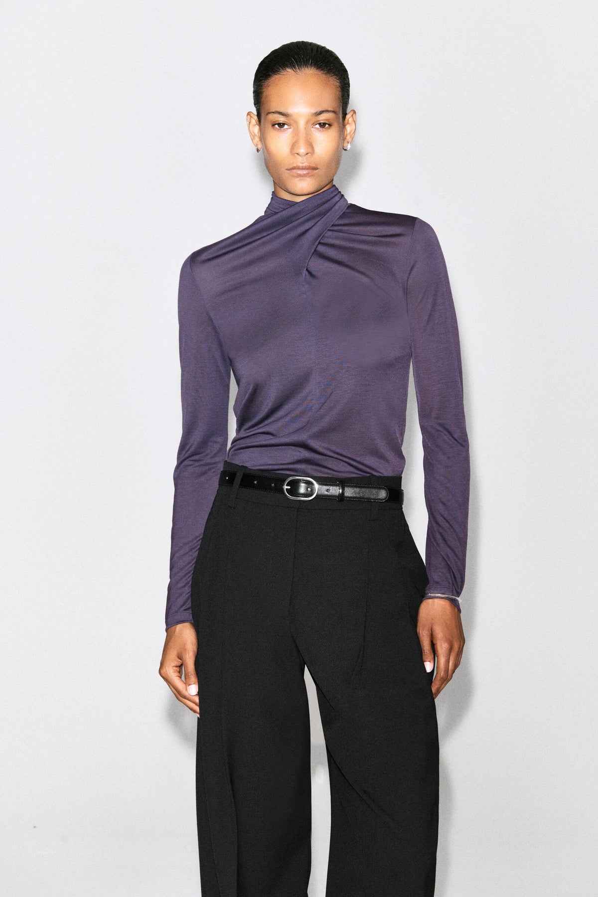 BLUSA FLUIDA CON DETALLE DE PAÑUELO - PÚRPURA OSCURO