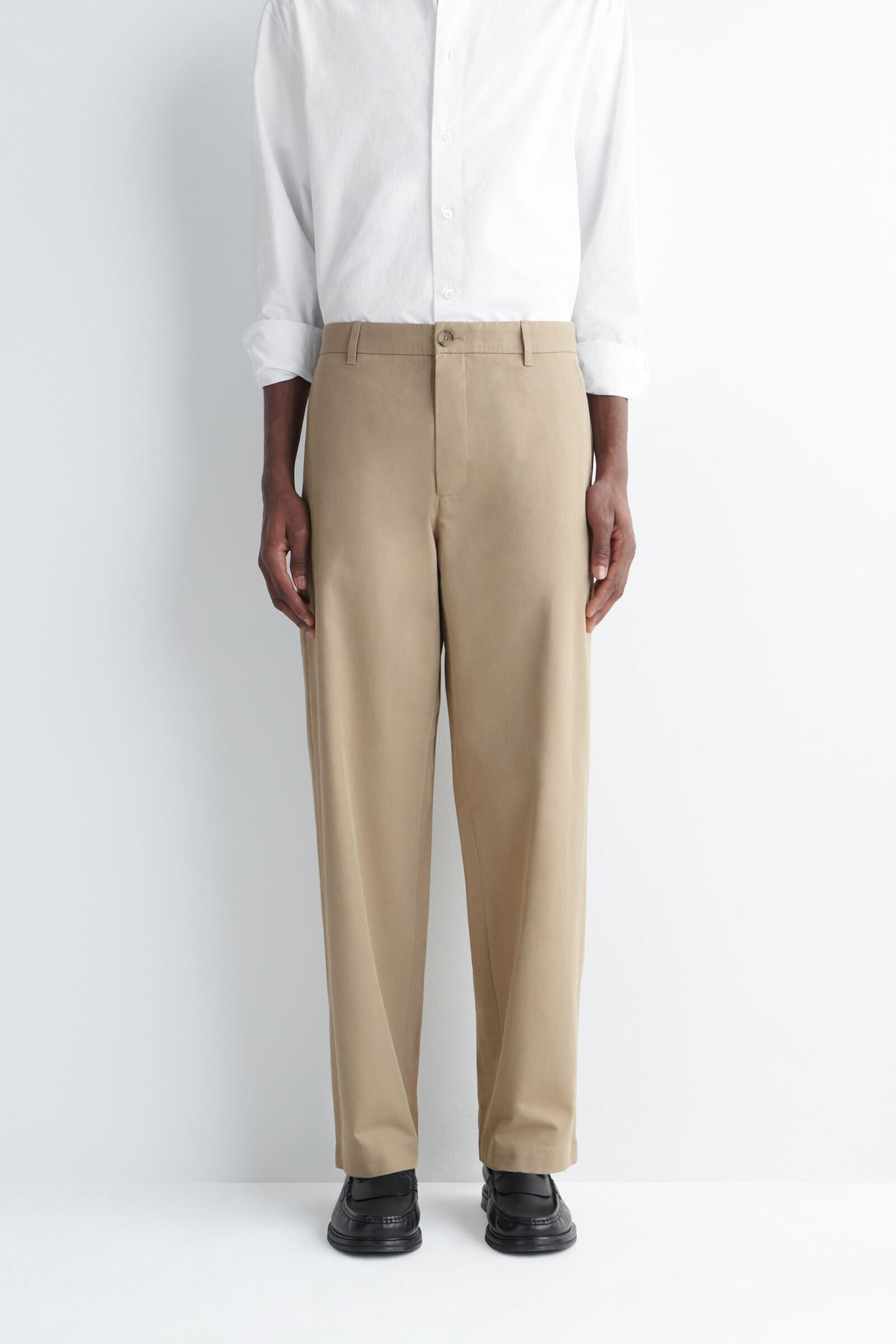 CHINOS DE ALGODÓN CON CORTE REGULAR Y PIERNA RECTA - BEIGE