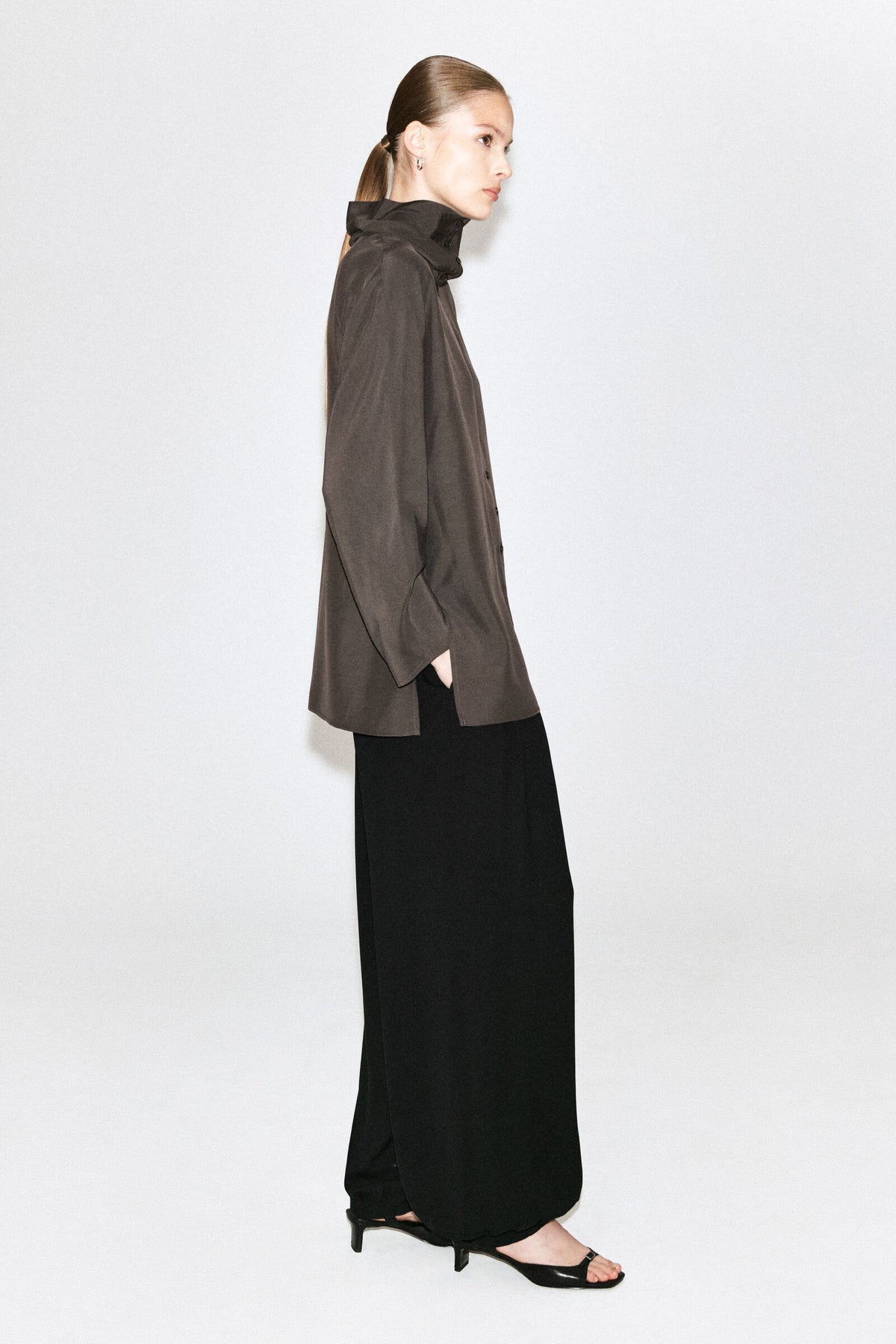 BLUSA FLUIDA DE CUELLO ALTO - GRIS