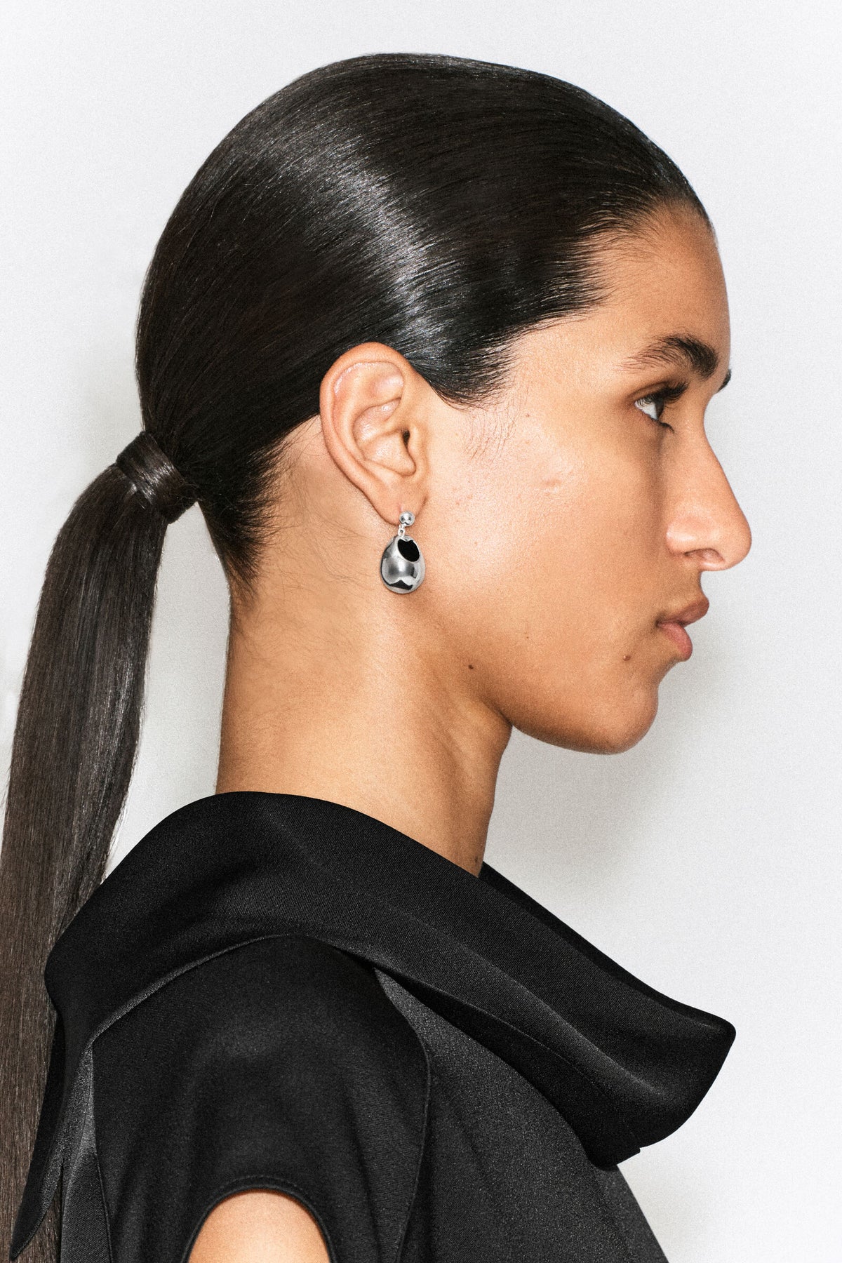 ARETES COLGANTES CON DETALLES DE PIEDRA - PLATA / NEGRO