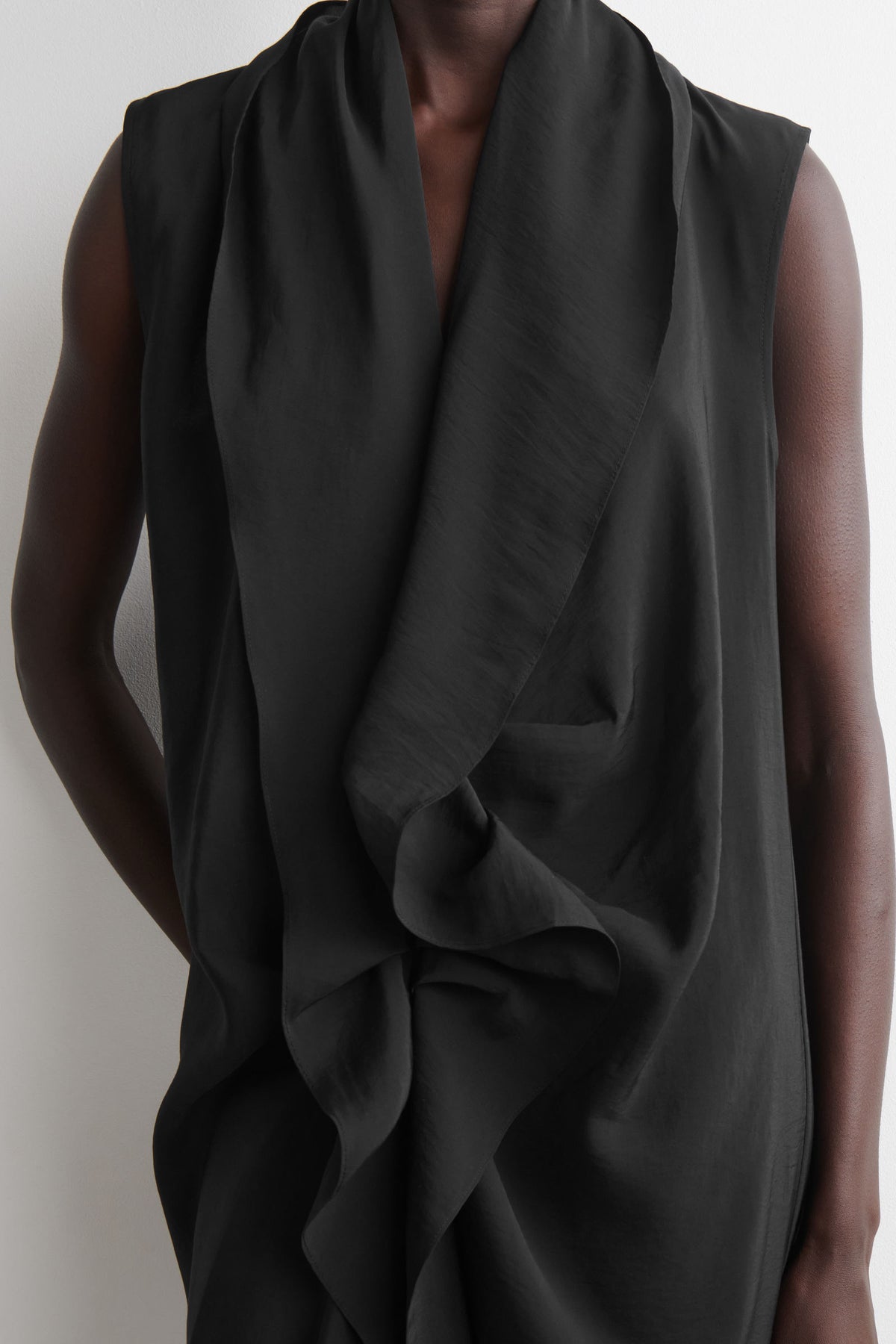 VESTIDO MIDI CON DRAPEADO Y VOLANTES - NEGRO - StillMedia/Lookbook
