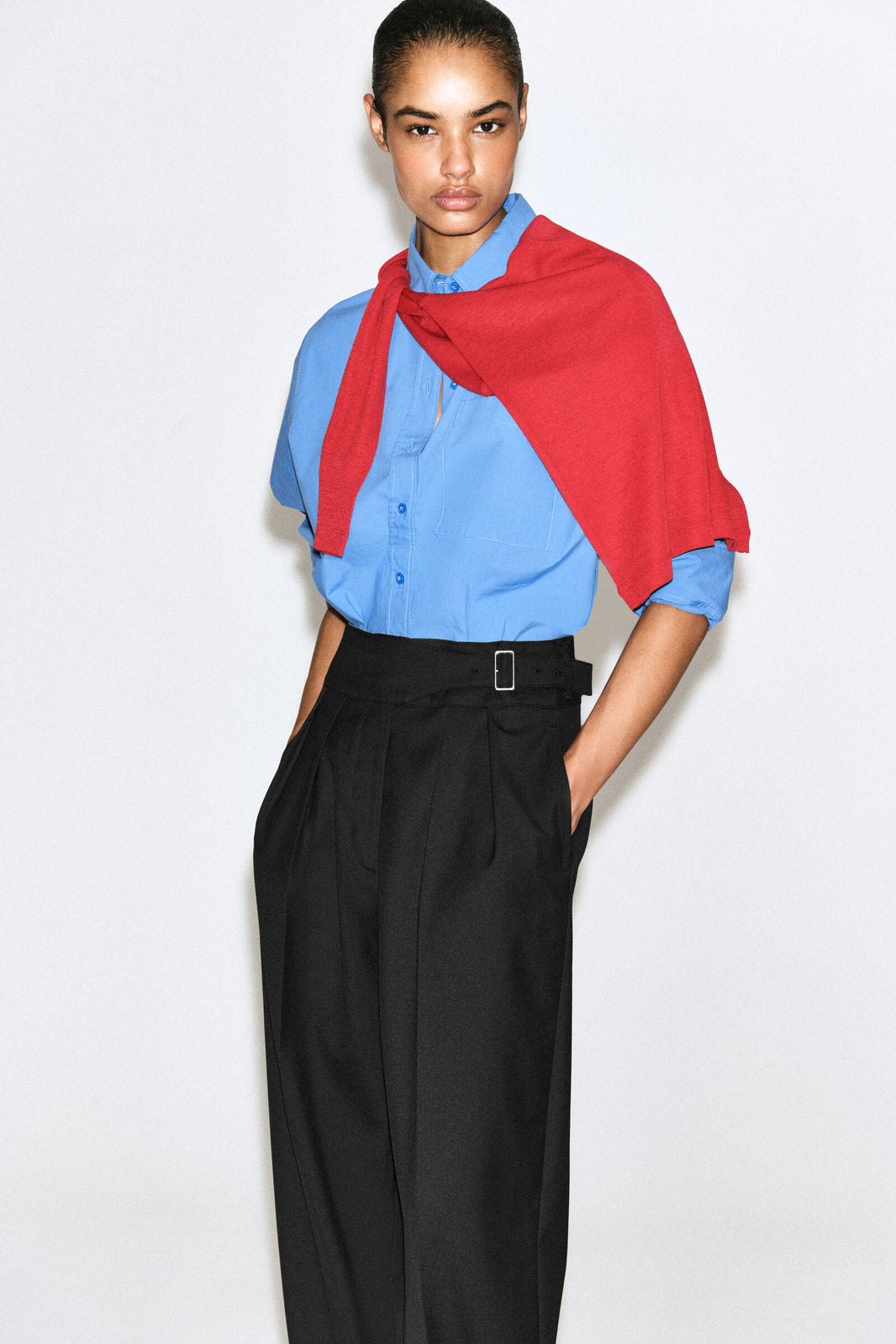 PANTALONES DE PIERNA BARREL CON FAJÍN - NEGRO