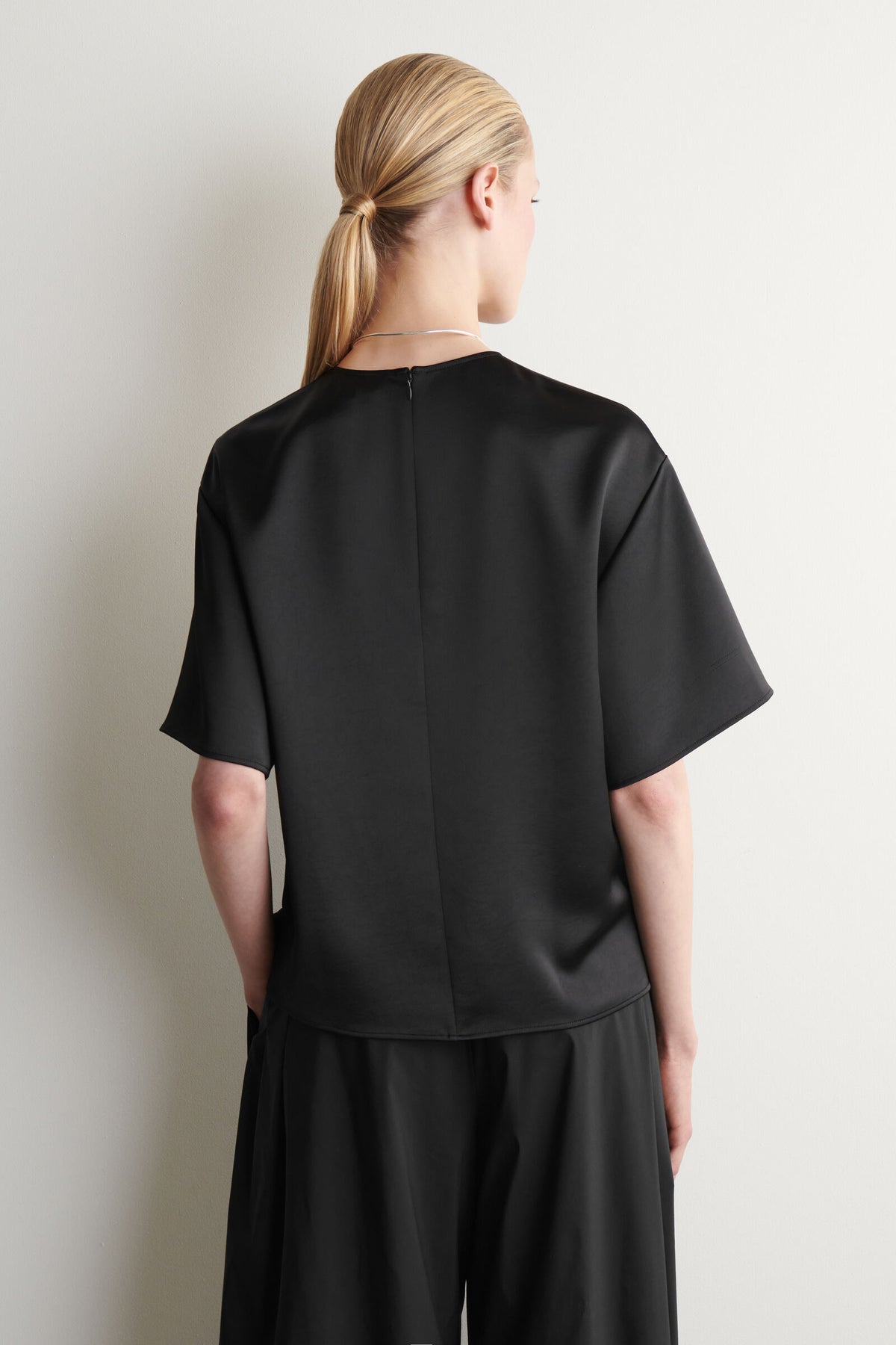 CAMISETA DE SATÍN OVERSIZE - NEGRO