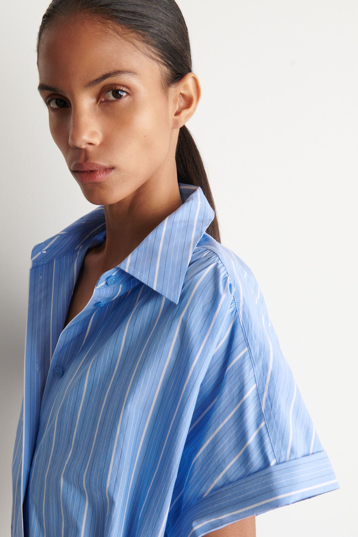 VESTIDO CAMISERO DE ALGODÓN A RAYAS Y MANGA CORTA - AZUL / RAYADO