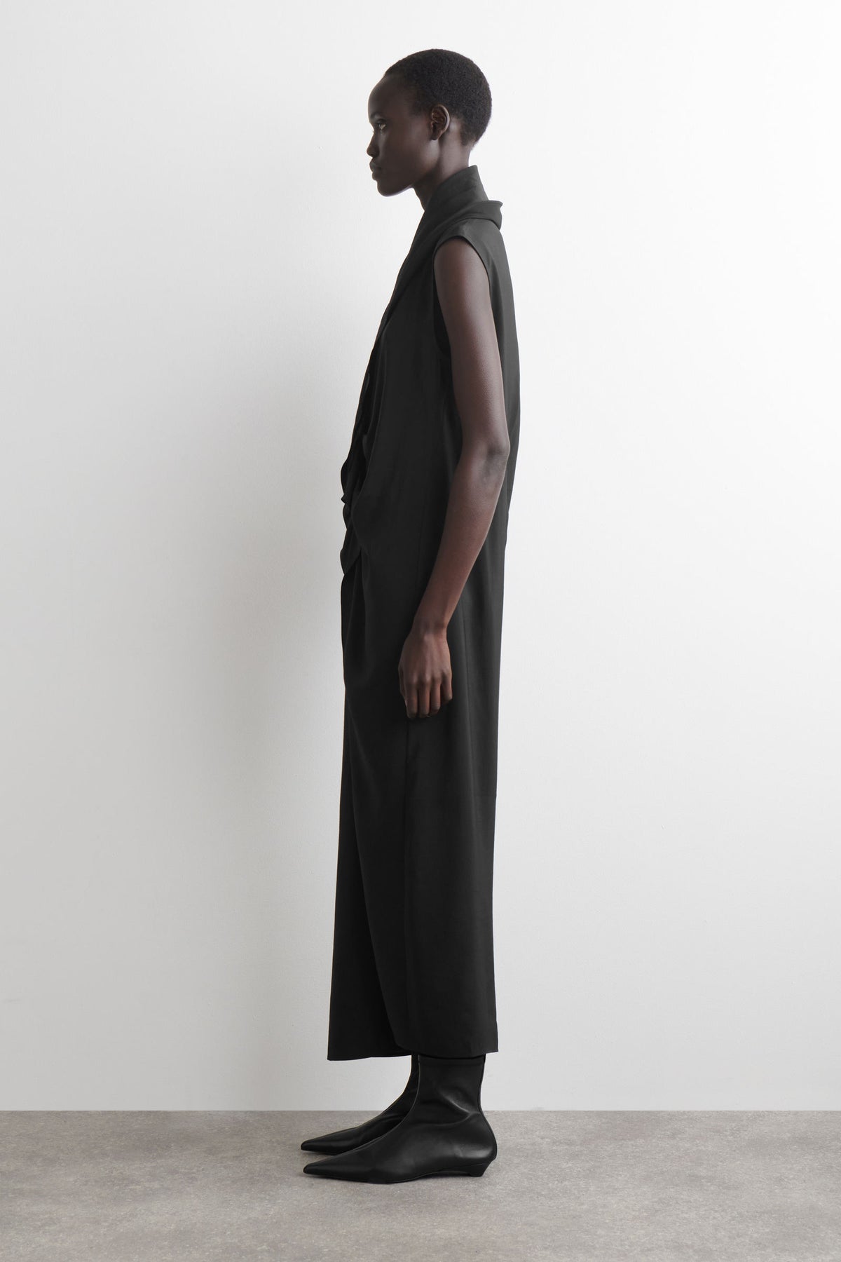 VESTIDO MIDI CON DRAPEADO Y VOLANTES - NEGRO - StillMedia/Lookbook