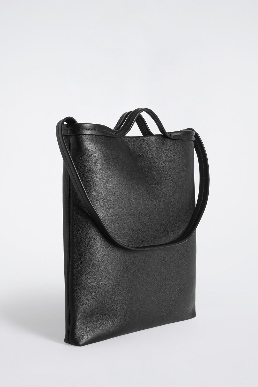 BOLSO DE MANO CON CORREA - PIEL - NEGRO | DescriptiveDetail