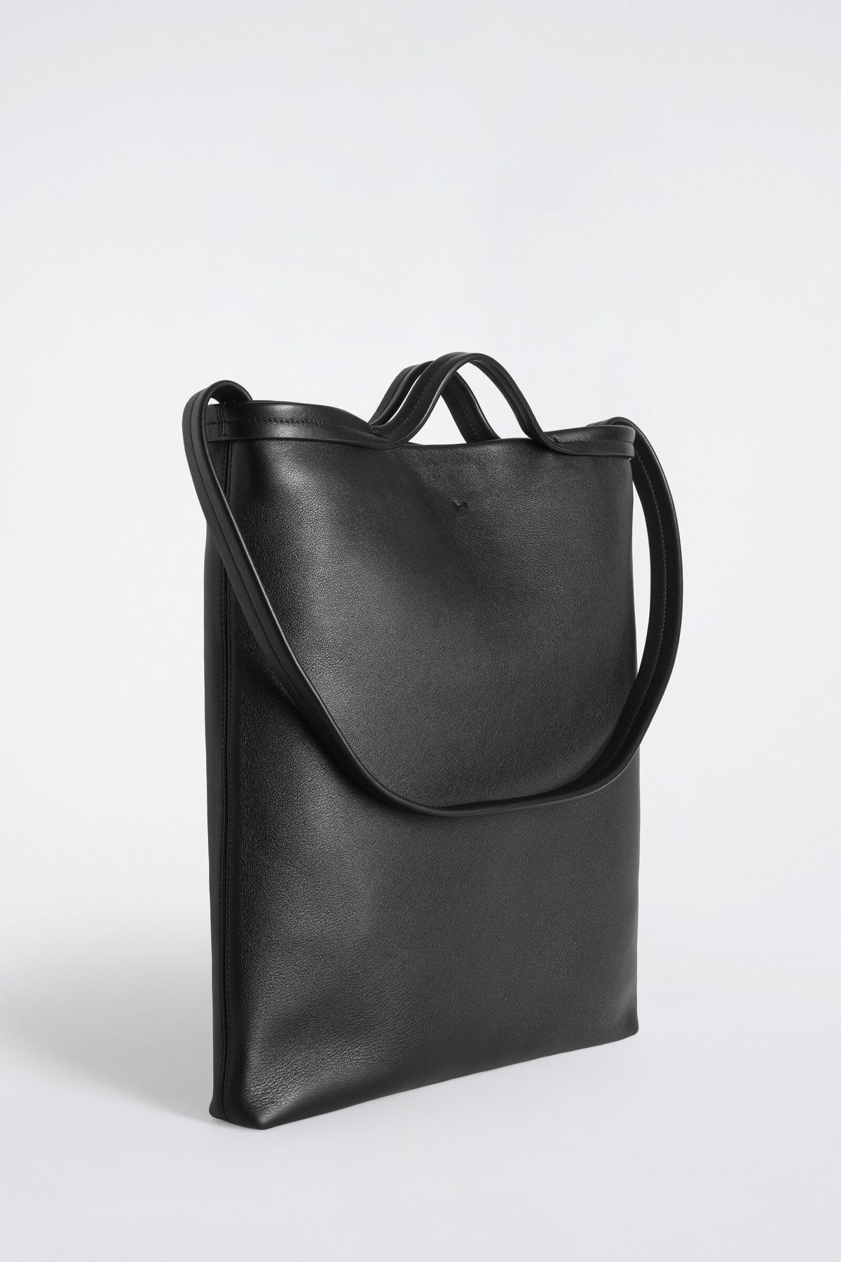 BOLSO DE MANO CON CORREA - PIEL - NEGRO | DescriptiveDetail