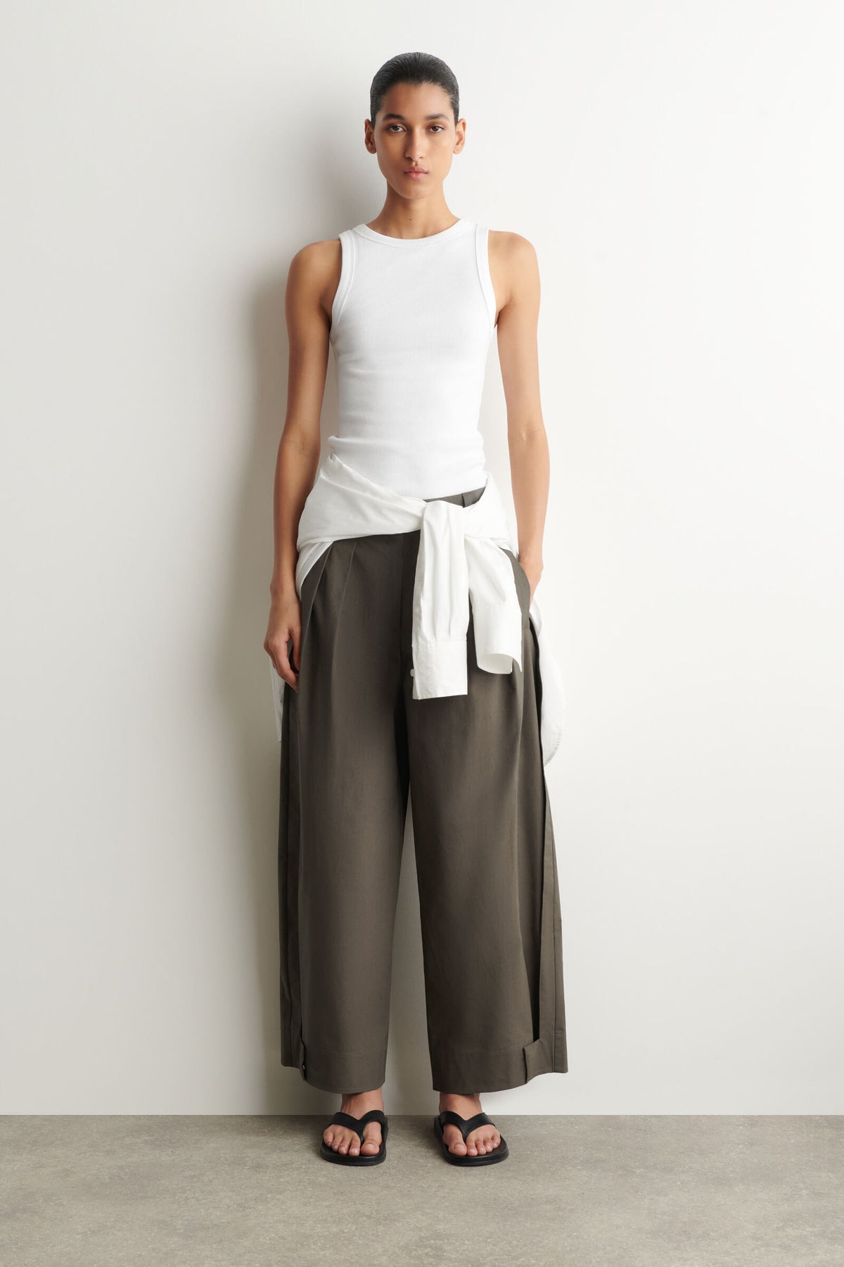 PANTALONES UTILITY CÓNICOS DE ALGODÓN PLISADOS - MARRÓN