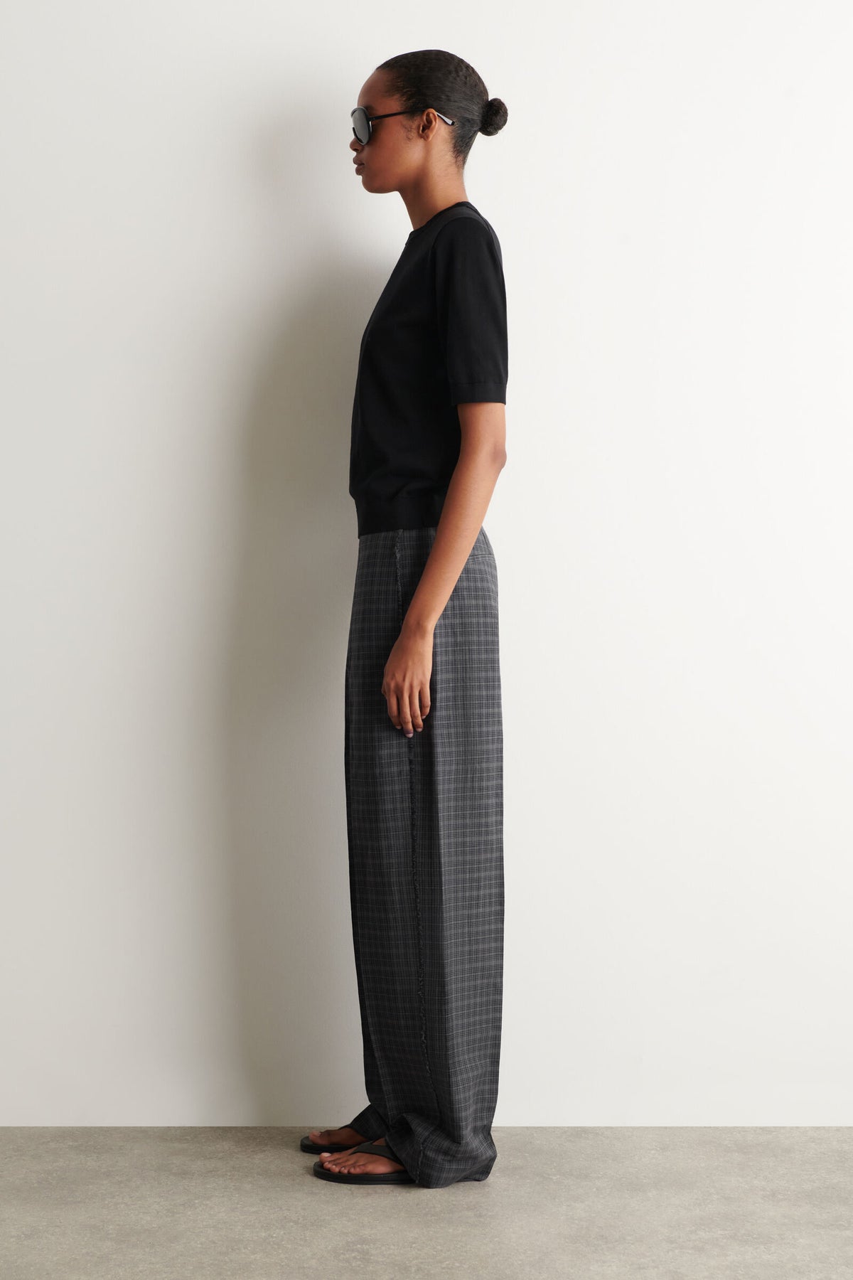 PANTALONES DE LINO Y ALGODÓN A CUADROS CON FLECOS - GRIS / MARRÓN / A CUADROS