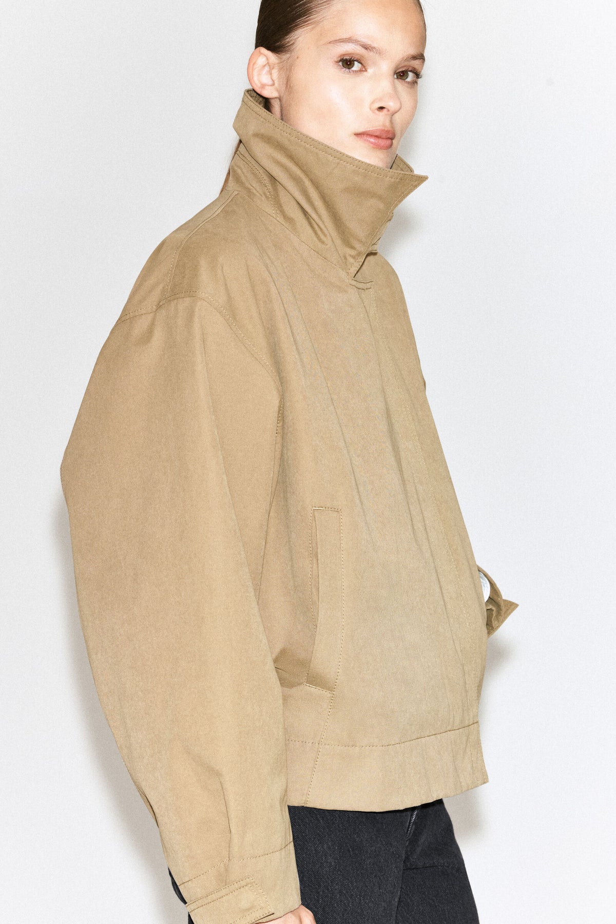 CHAQUETA TRENCH CORTA REDONDEADA - BEIGE