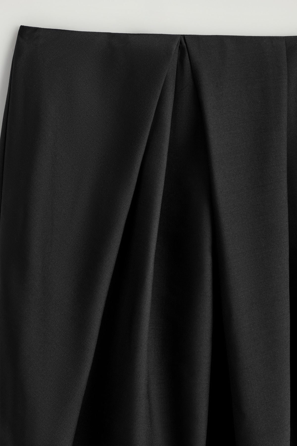 FALDA TULIPÁN DE LANA PLISADA DE LARGO MEDIO - NEGRO | DescriptiveDetail