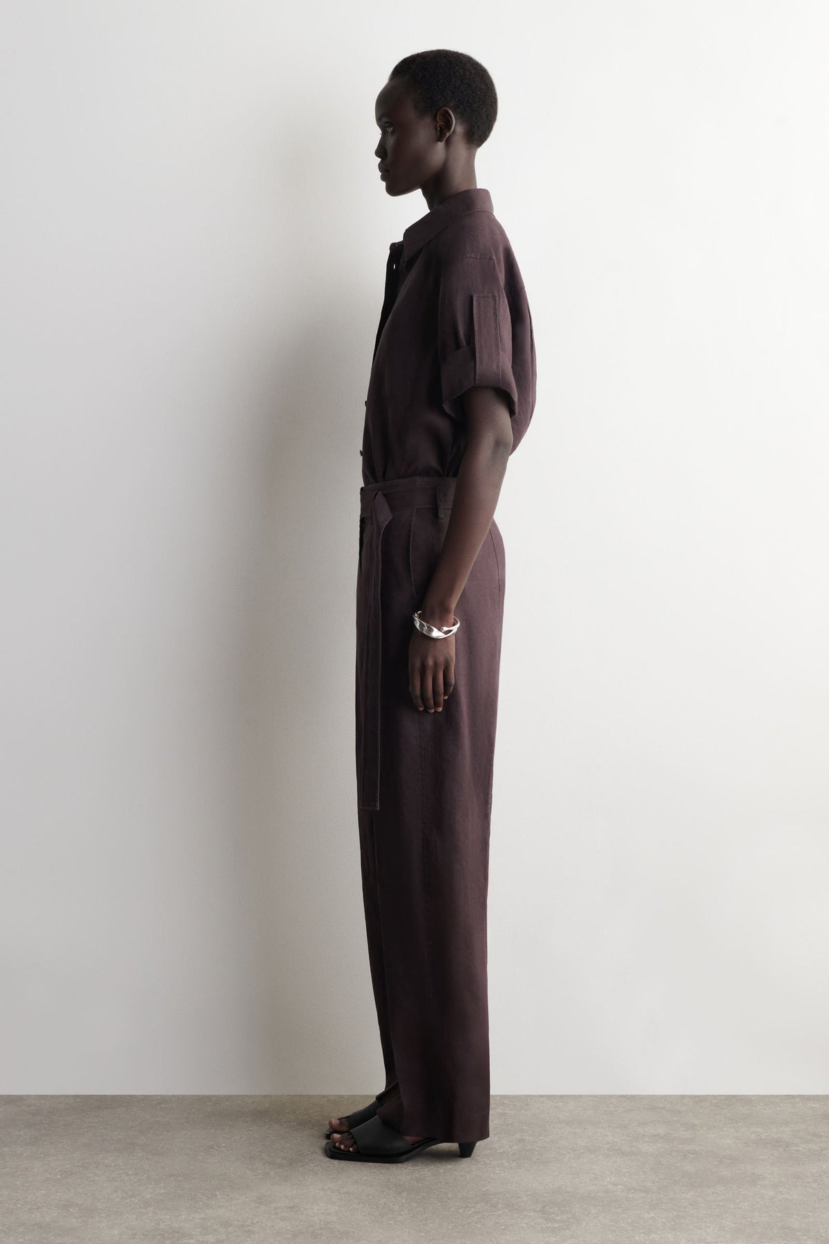 PANTALONES DE LINO DE PIERNA BARREL CON CINTURÓN - VINO - StillMedia/Lookbook
