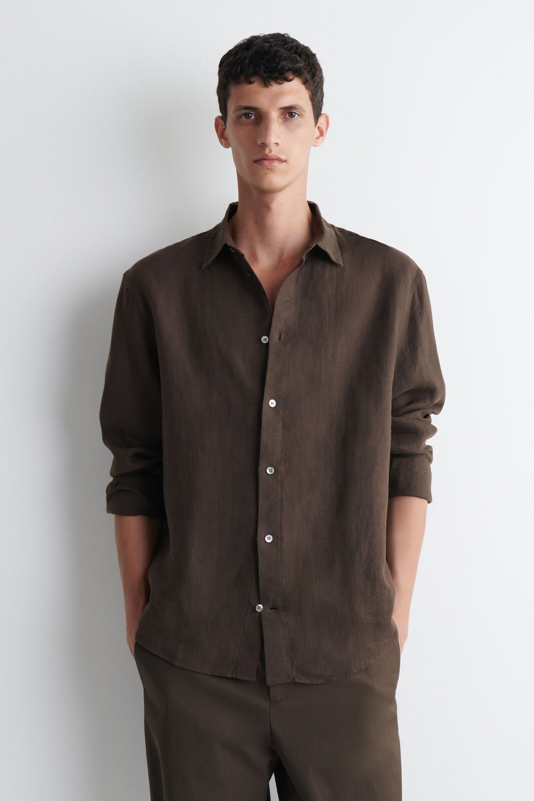 CAMISA DE LINO RELAJADA - MARRÓN