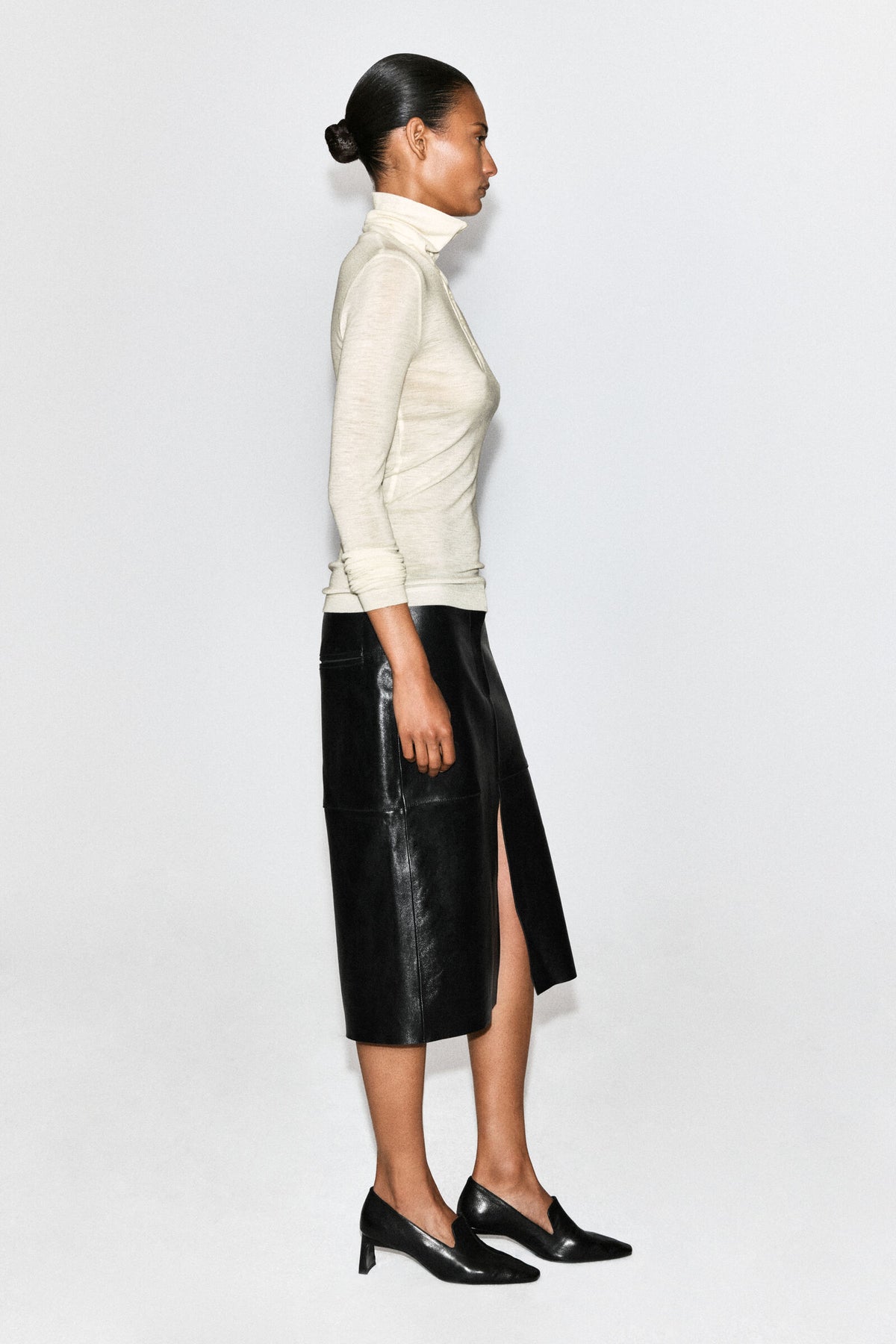 TOP DE MERINO CON CUELLO DE TROMPETA Y BOTONES - MARFIL