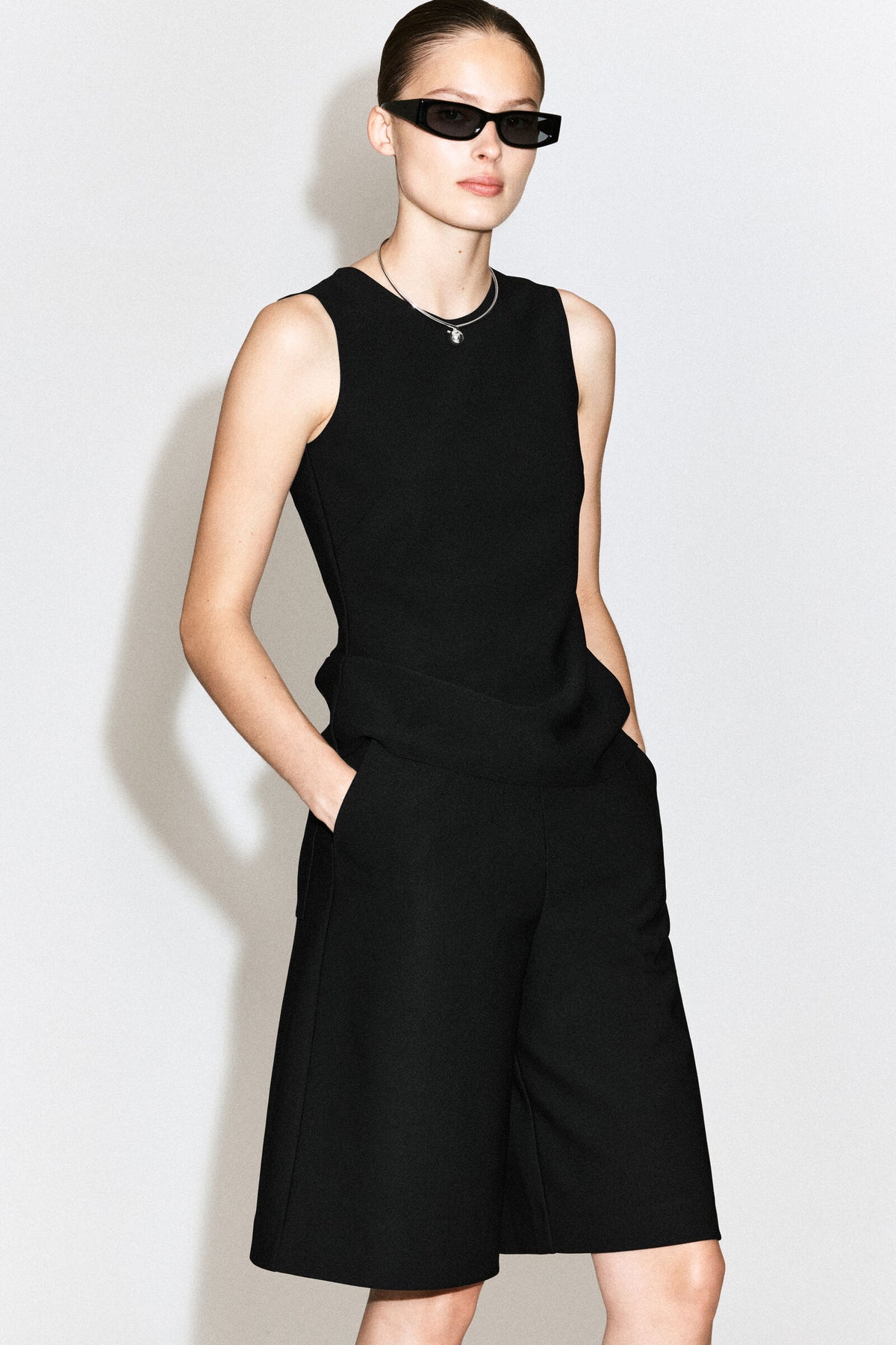 SHORTS DE CREPE DE PIERNA ANCHA - NEGRO