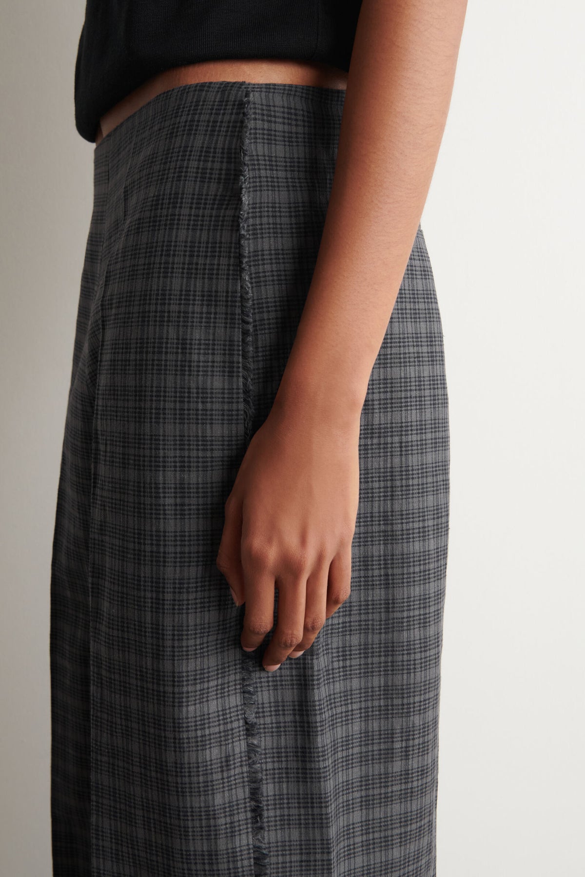 PANTALONES DE LINO Y ALGODÓN A CUADROS CON FLECOS - GRIS / MARRÓN / A CUADROS