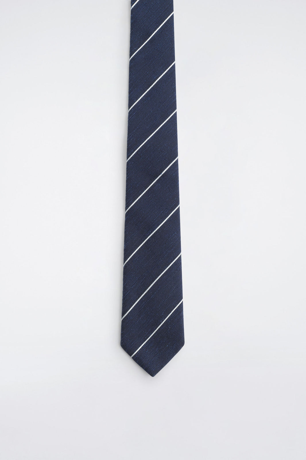 CORBATA DE SEDA A RAYAS - AZUL MARINO / RAYADO | DescriptiveStillLife
