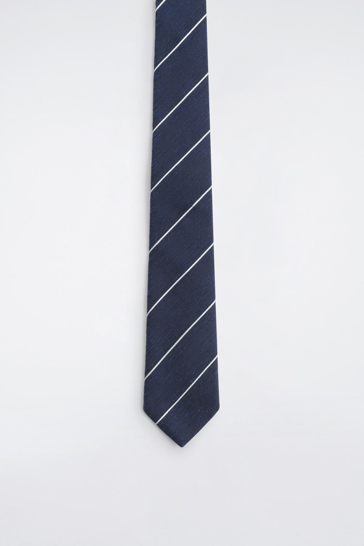 CORBATA DE SEDA A RAYAS - AZUL MARINO / RAYADO | DescriptiveStillLife
