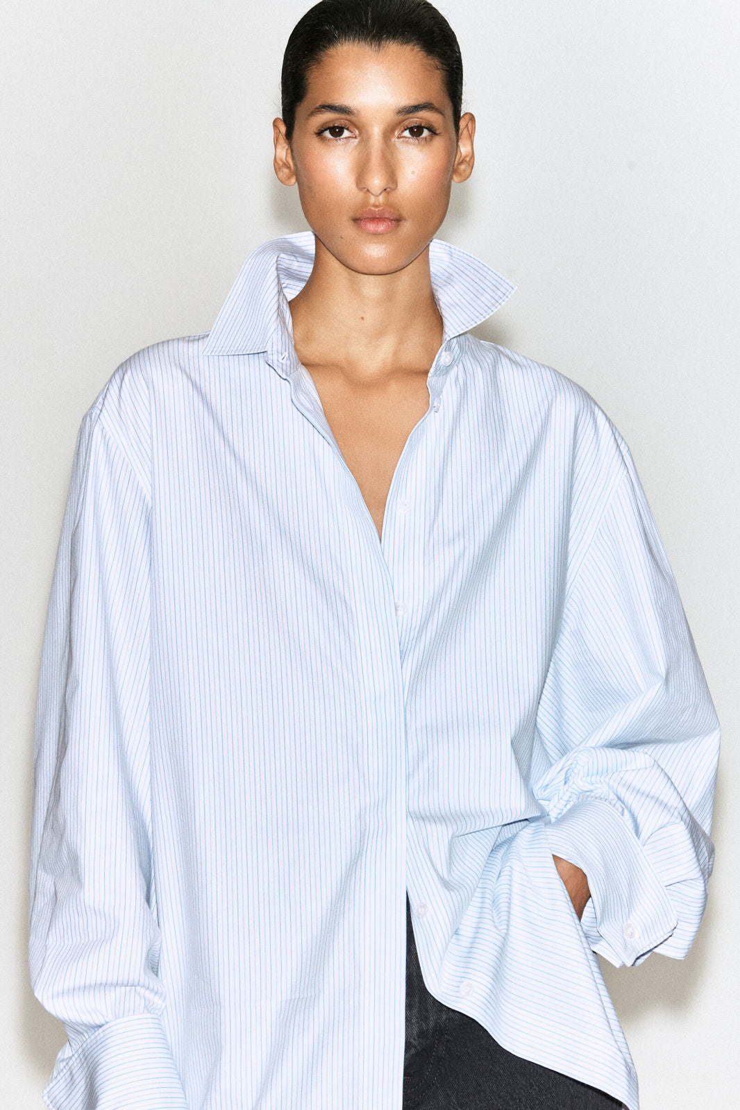 CAMISA DE MEZCLA DE ALGODÓN A RAYAS CON CUELLO RECORTADO - AZUL / BLANCO / RAYADO
