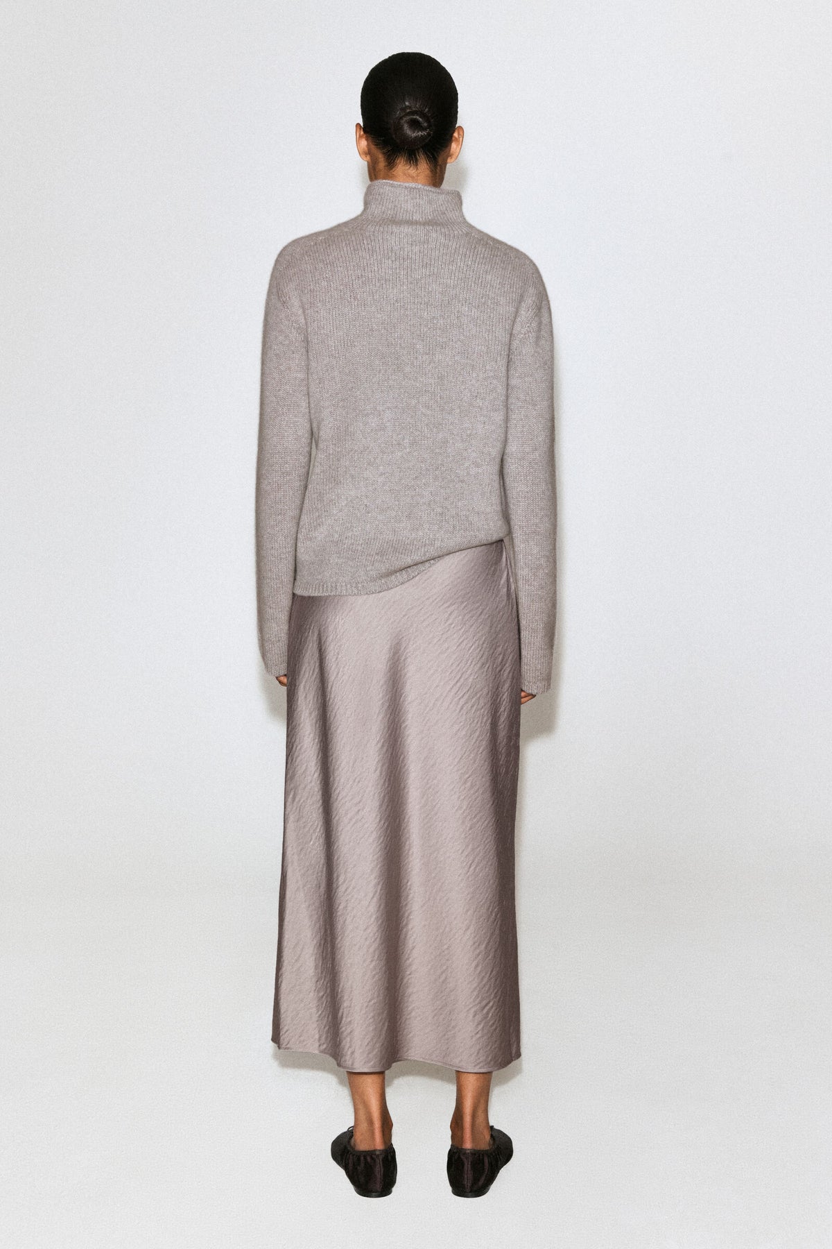FALDA MIDI DE SATÍN ARRUGADO - GRIS PALOMA