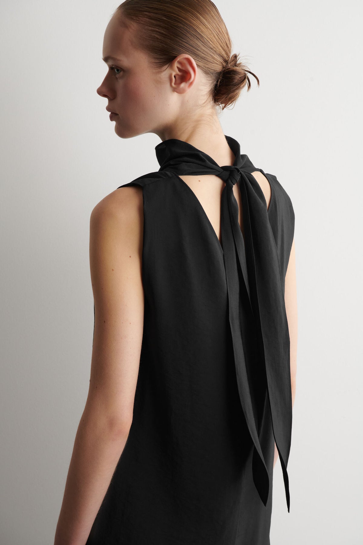 VESTIDO MAXI CON CUELLO ALTO Y DETALLE DE LAZO - NEGRO - StillMedia/Lookbook