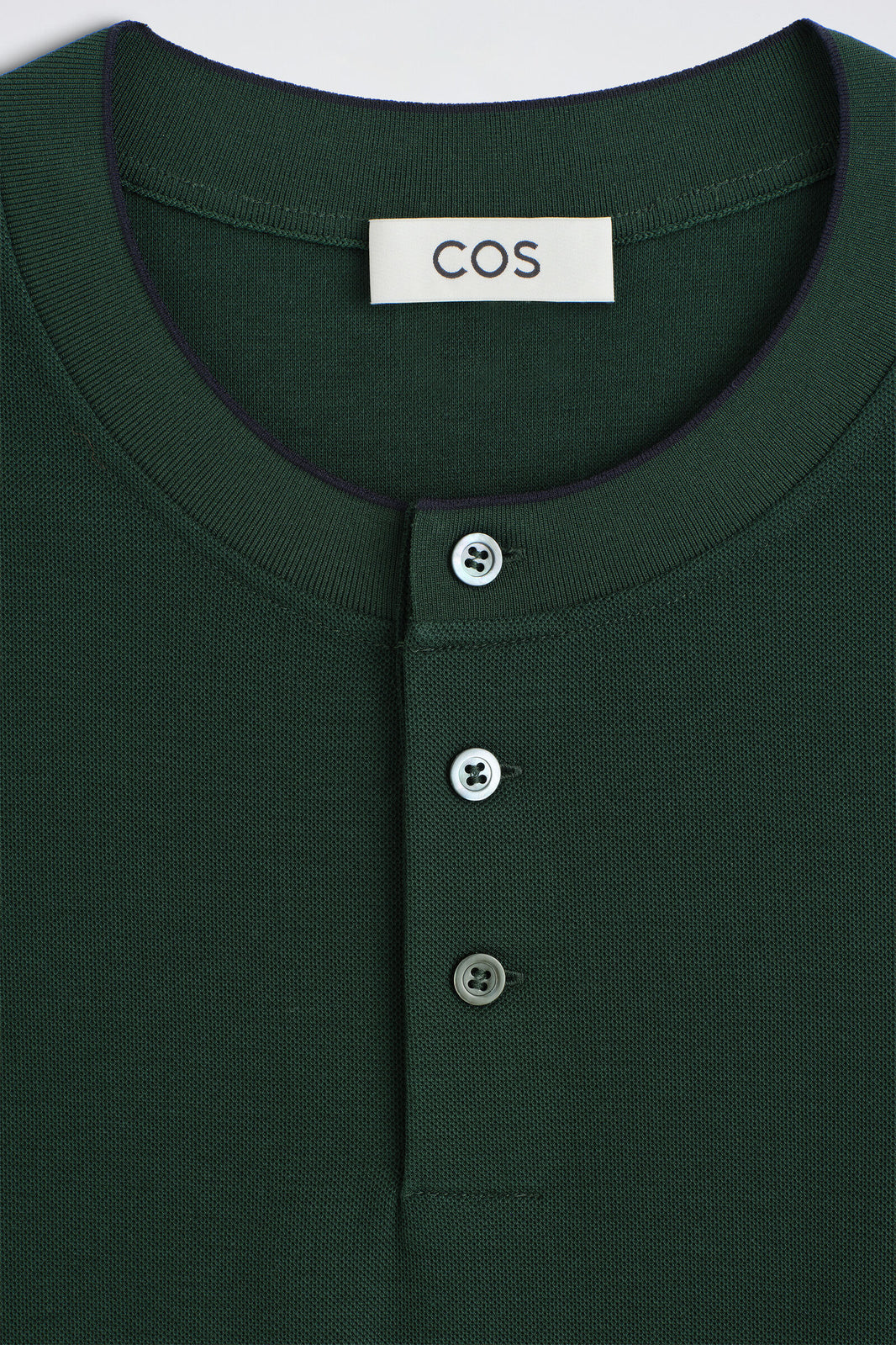 CAMISETA HENLEY DE ALGODÓN PIQUÉ CON CONTRASTE - VERDE BOSQUE | DescriptiveDetail