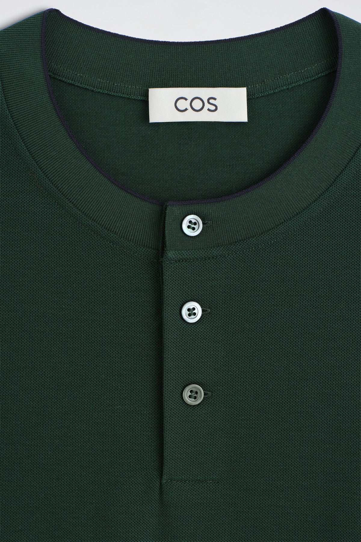CAMISETA HENLEY DE ALGODÓN PIQUÉ CON CONTRASTE - VERDE BOSQUE | DescriptiveDetail