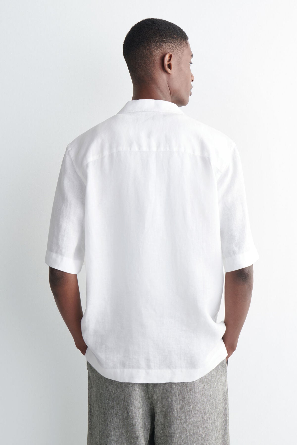 CAMISA DE LINO DE MANGA CORTA Y CUELLO DE CAMPANA - BLANCO - StillMedia/Lookbook