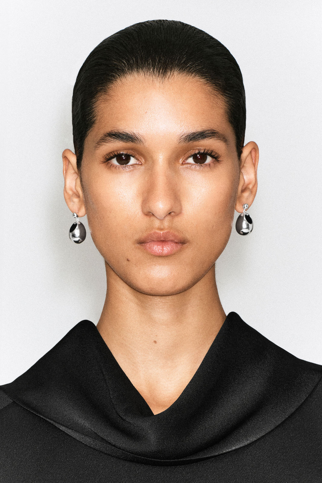 ARETES COLGANTES CON DETALLES DE PIEDRA - PLATA / NEGRO