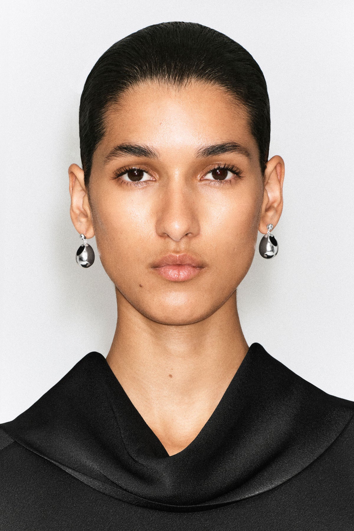 ARETES COLGANTES CON DETALLES DE PIEDRA - PLATA / NEGRO