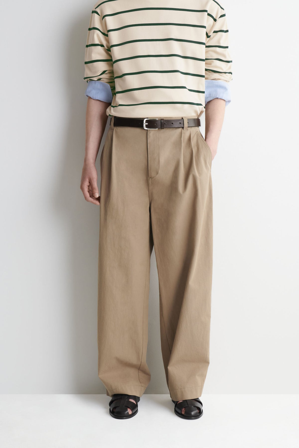 PANTALONES DE ALGODÓN DE CORTE RELAJADO Y PIERNA BARREL - BEIGE