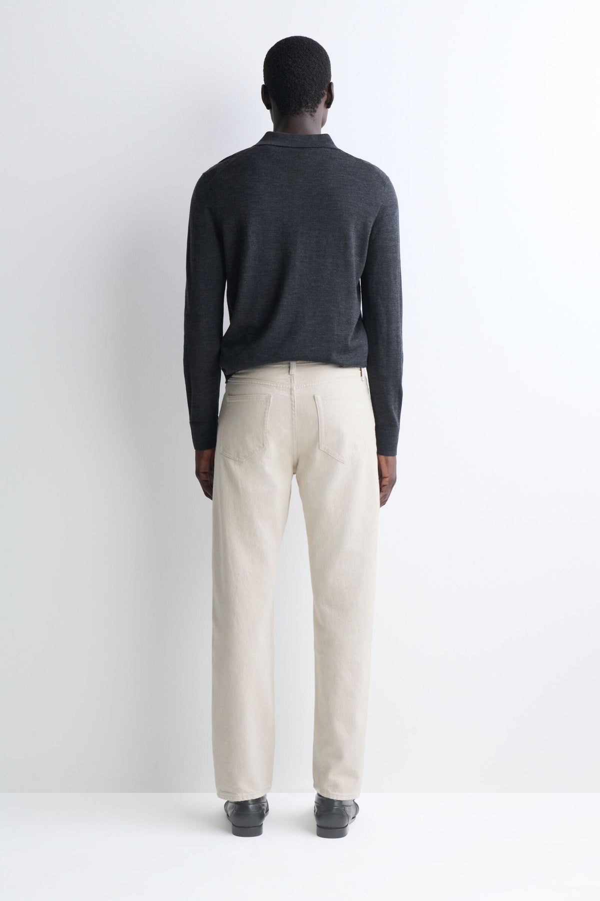 JEANS DE CORTE REGULAR Y PIERNA RECTA DE LA MARCA - BEIGE