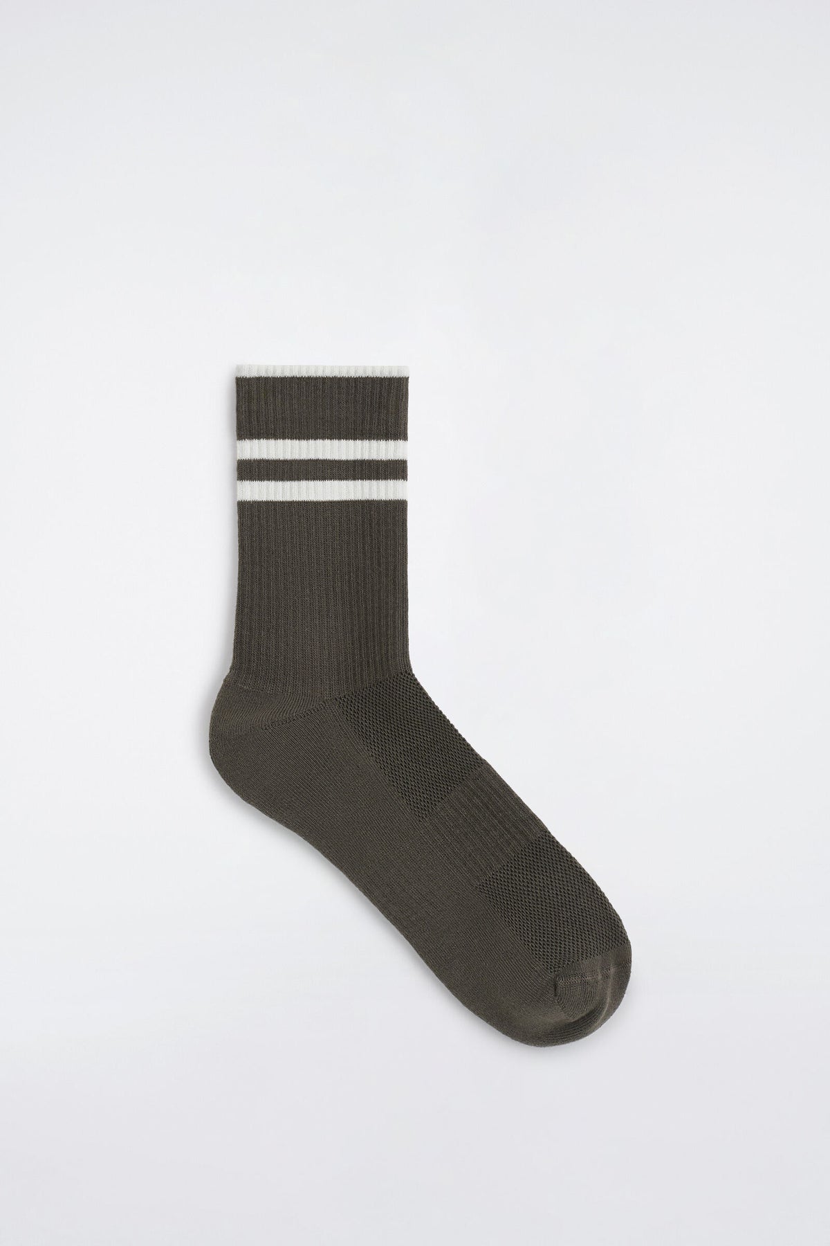 CALCETINES DEPORTIVOS A RAYAS - MARRÓN / BLANCO SUCIO | DescriptiveStillLife