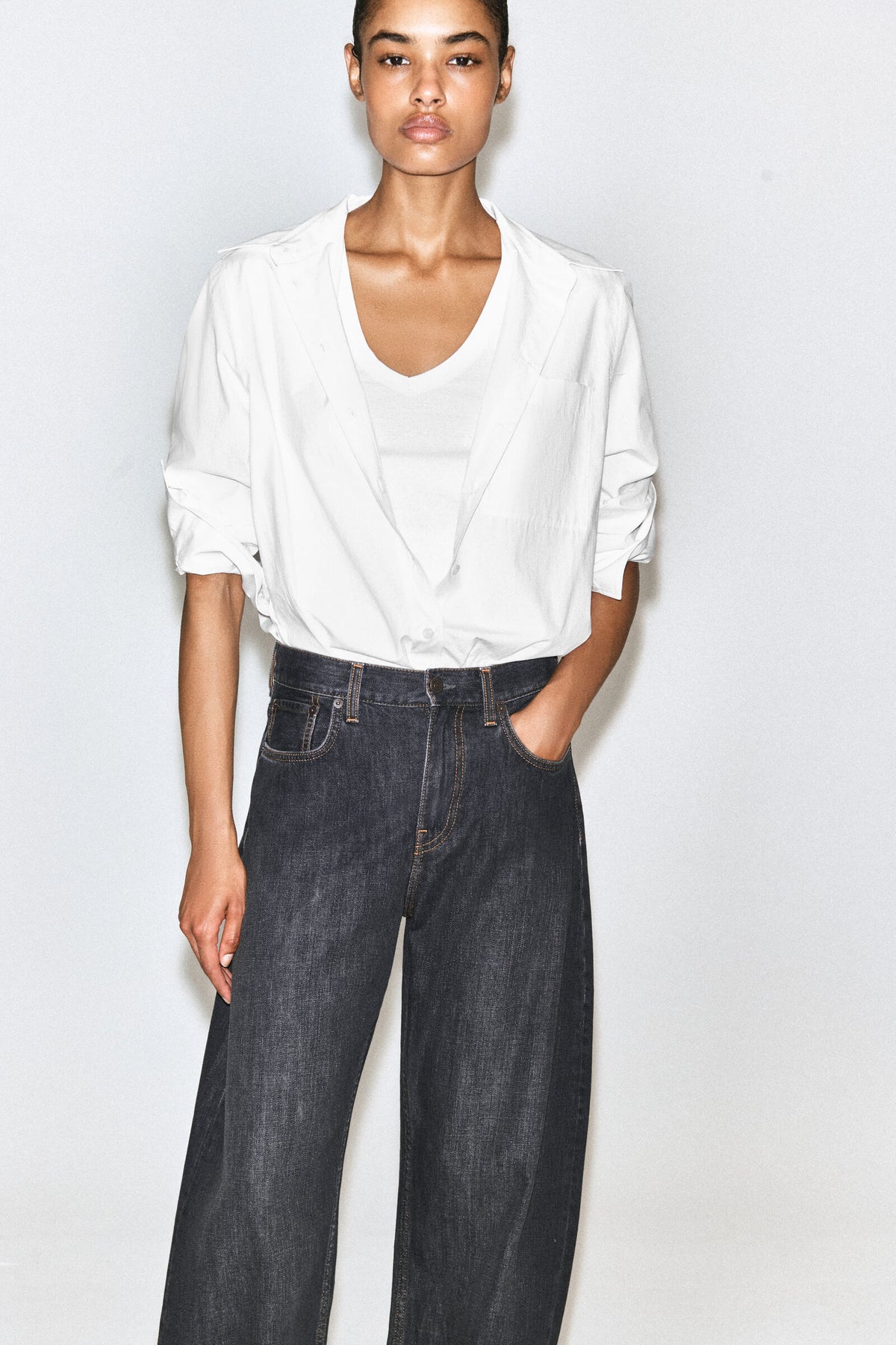 JEANS DE PIERNA CURVA - GRIS OSCURO