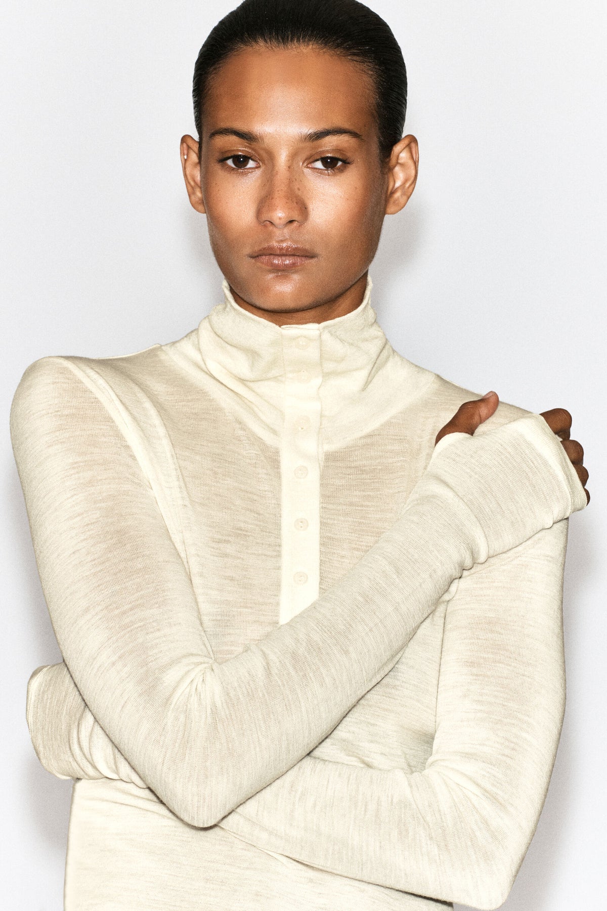 TOP DE MERINO CON CUELLO DE TROMPETA Y BOTONES - MARFIL