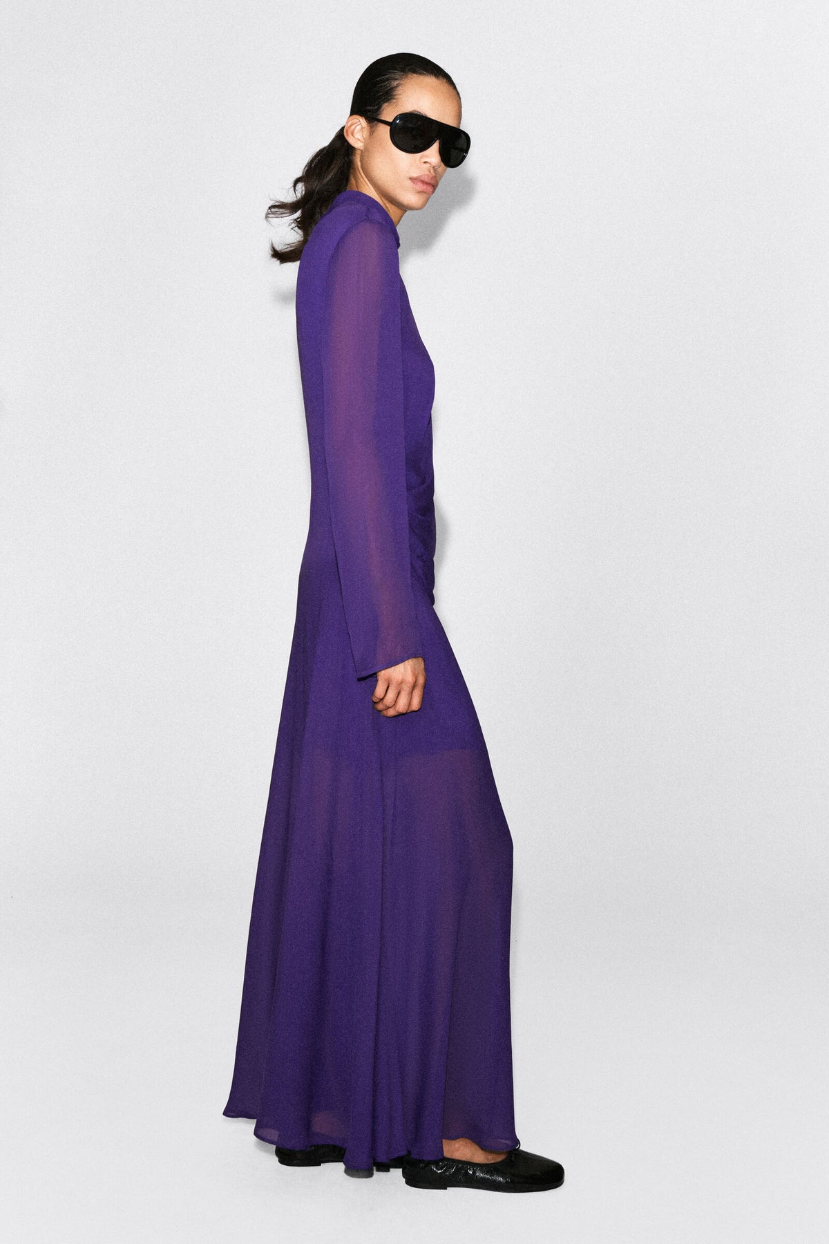 VESTIDO MIDI DRAPEADO DE CUELLO ALTO - MORADO