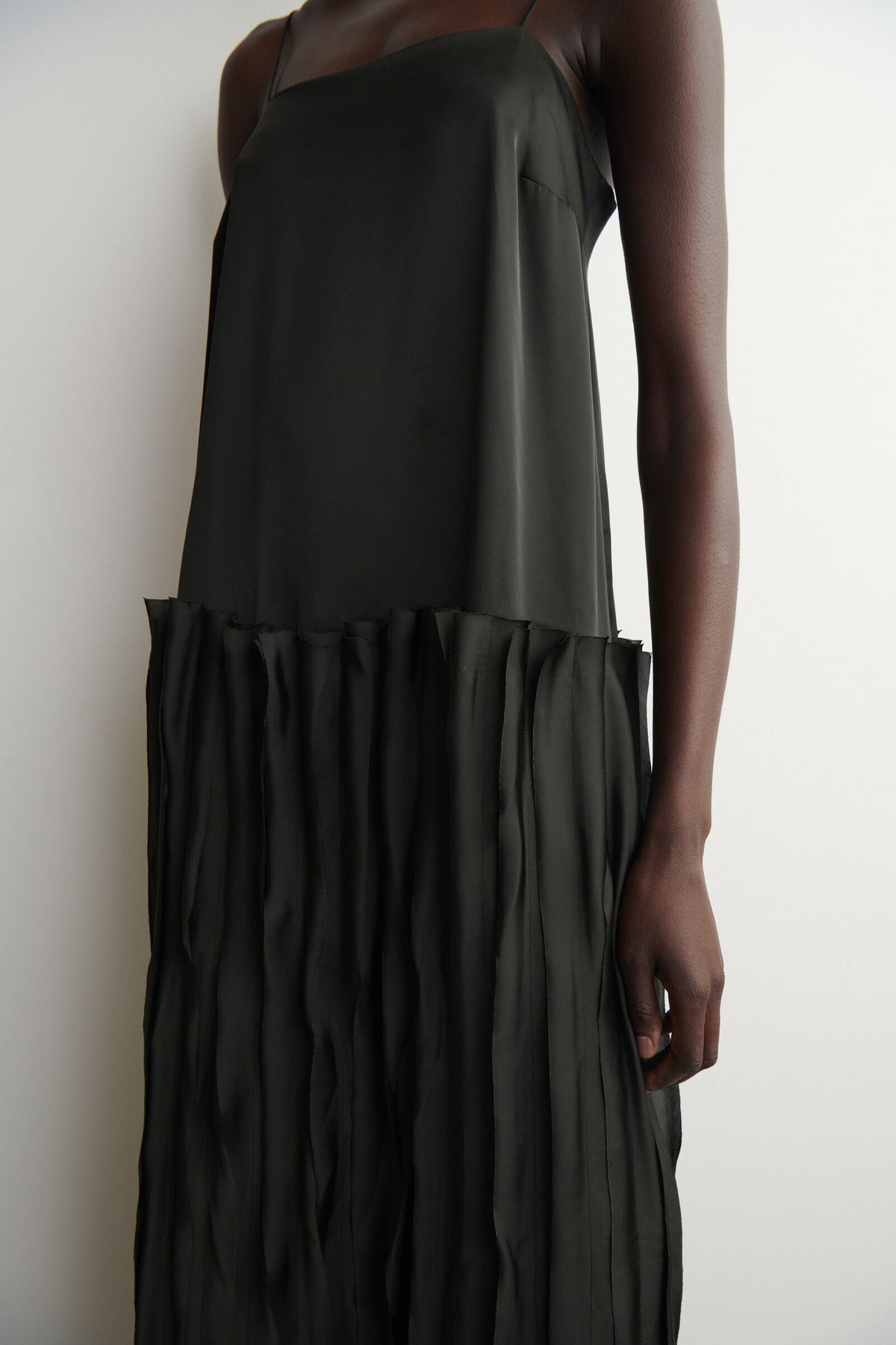 VESTIDO MIDI CON PANELES Y APLICACIONES - VERDE OSCURO