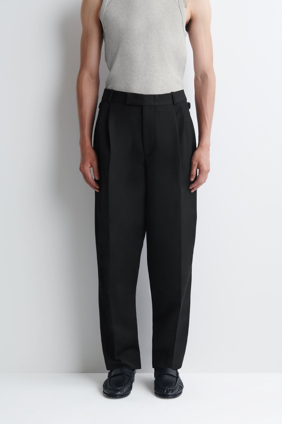 PANTALONES TAPERED DE MEZCLA DE LANA CON PLIEGUES - NEGRO