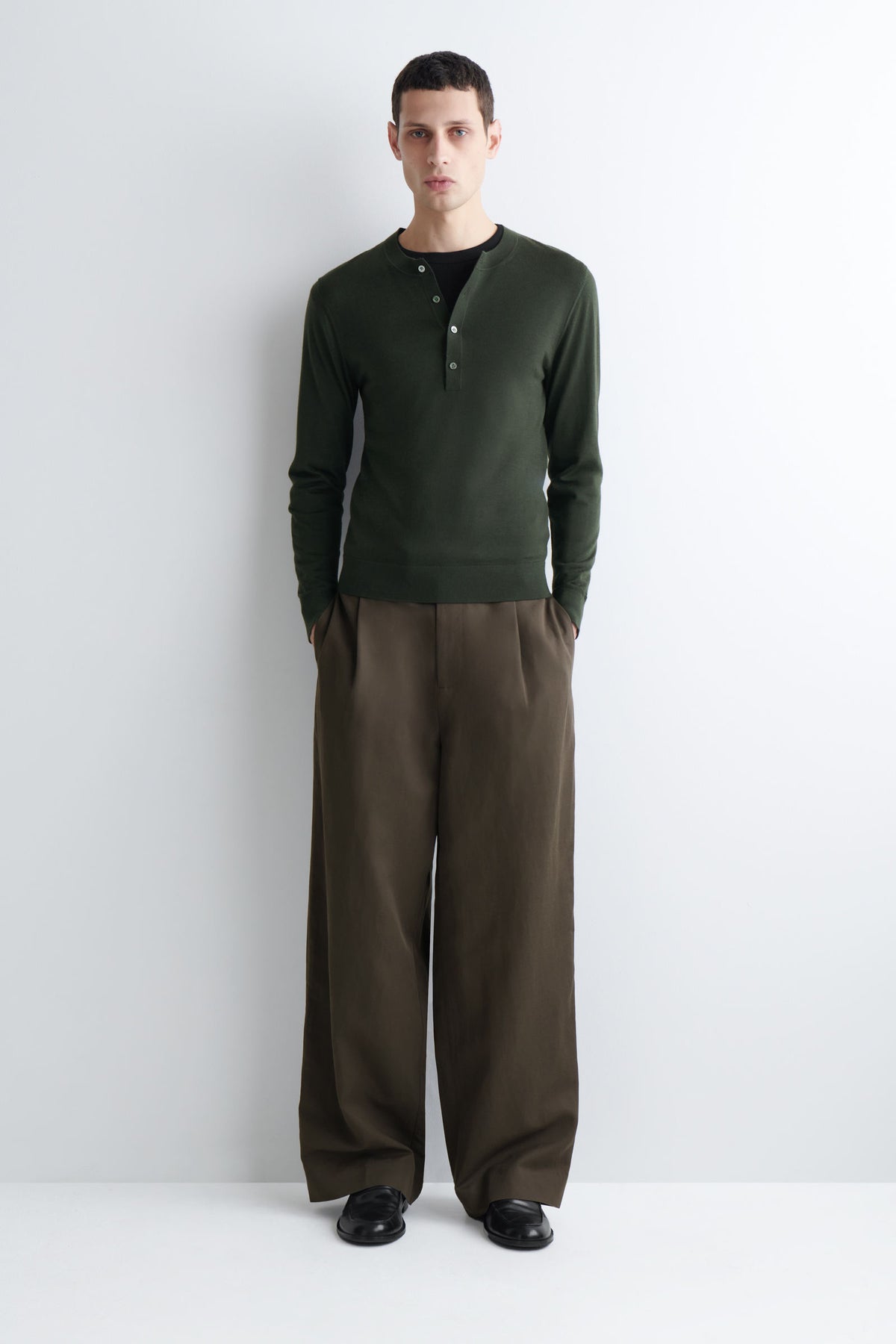 PANTALONES DE LINO DE CORTE RELAJADO Y PIERNA ANCHA - MARRÓN OSCURO - StillMedia/Lookbook